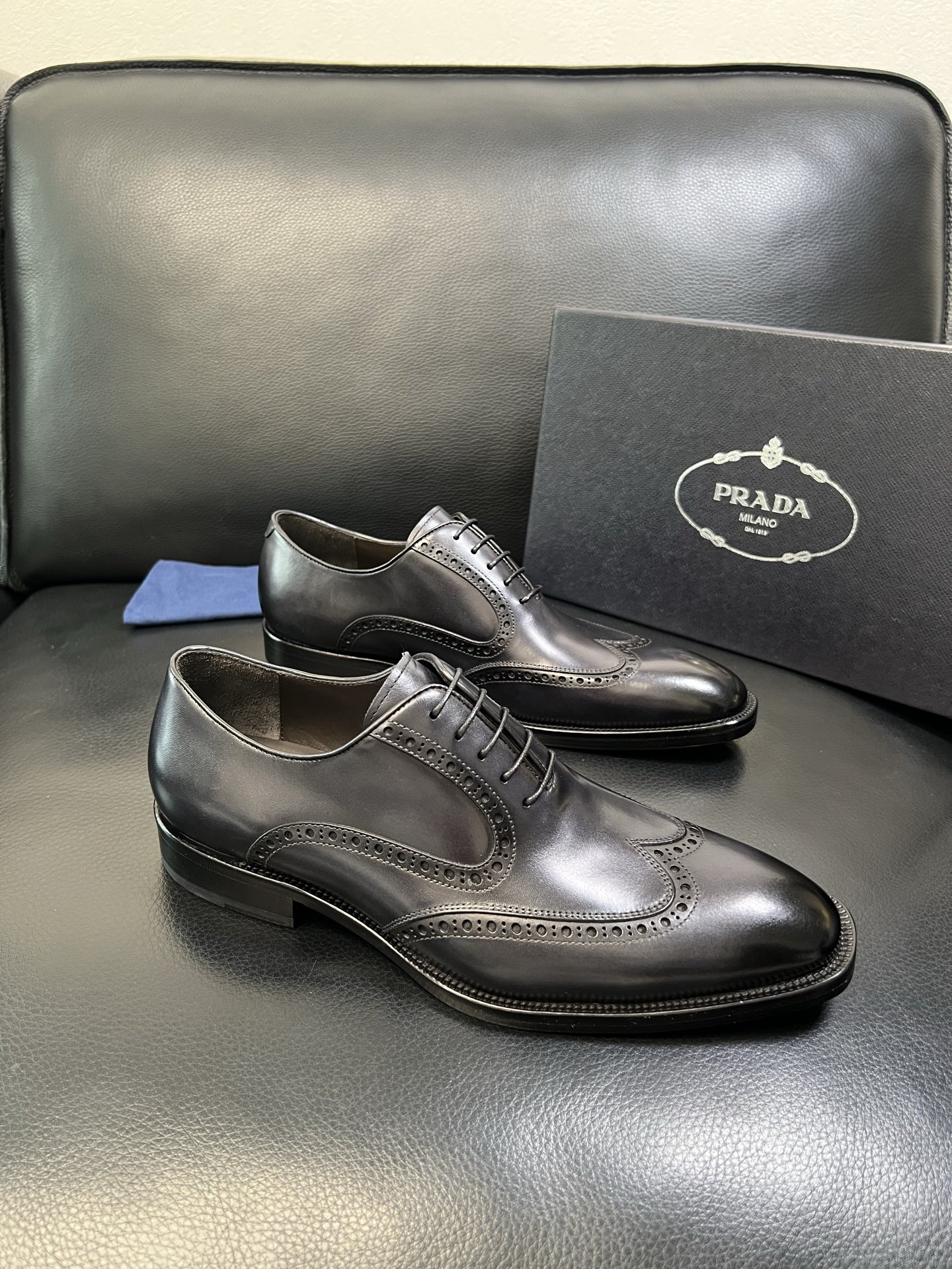 PRADA 高品质 顶级工艺品 普拉达 专柜同步 原厂配置，意大利进口原版牛皮面料，透气舒适进口水染牛里