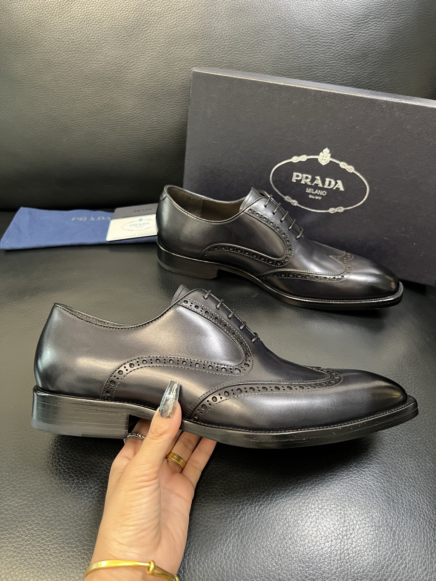 PRADA 高品质 顶级工艺品 普拉达 专柜同步 原厂配置，意大利进口原版牛皮面料，透气舒适进口水染牛里