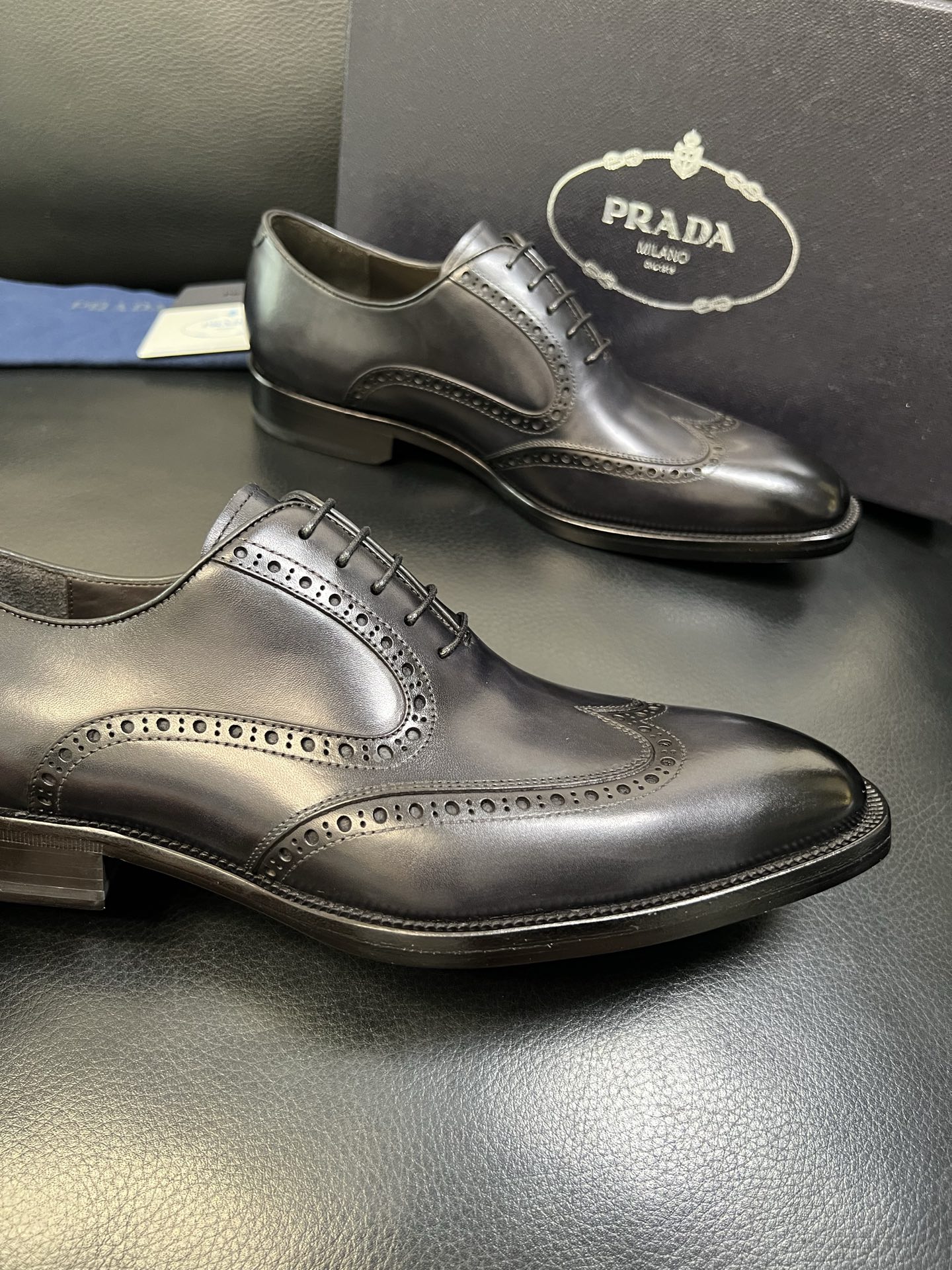 PRADA 高品质 顶级工艺品 普拉达 专柜同步 原厂配置，意大利进口原版牛皮面料，透气舒适进口水染牛里