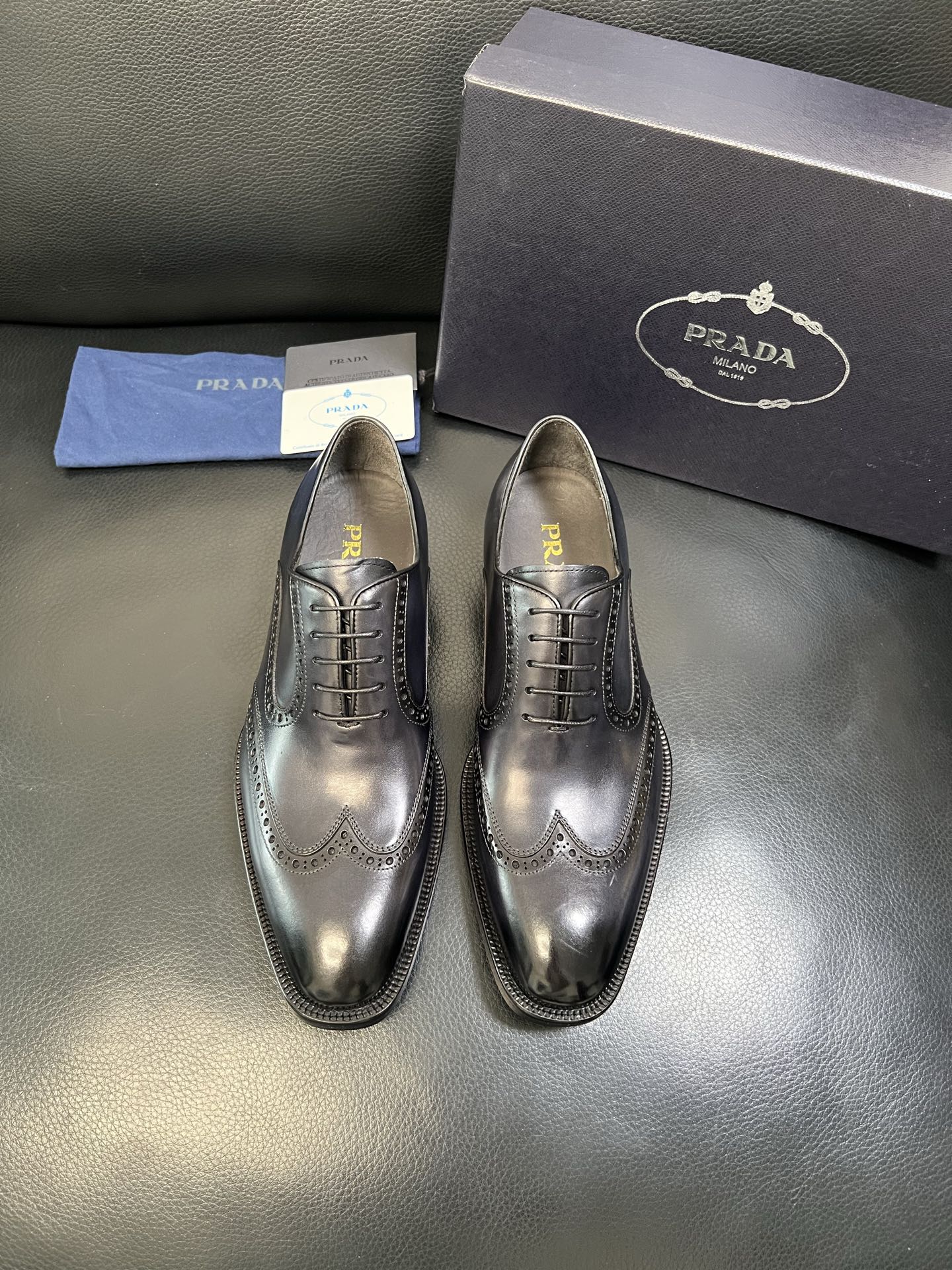 PRADA 高品质 顶级工艺品 普拉达 专柜同步 原厂配置，意大利进口原版牛皮面料，透气舒适进口水染牛里