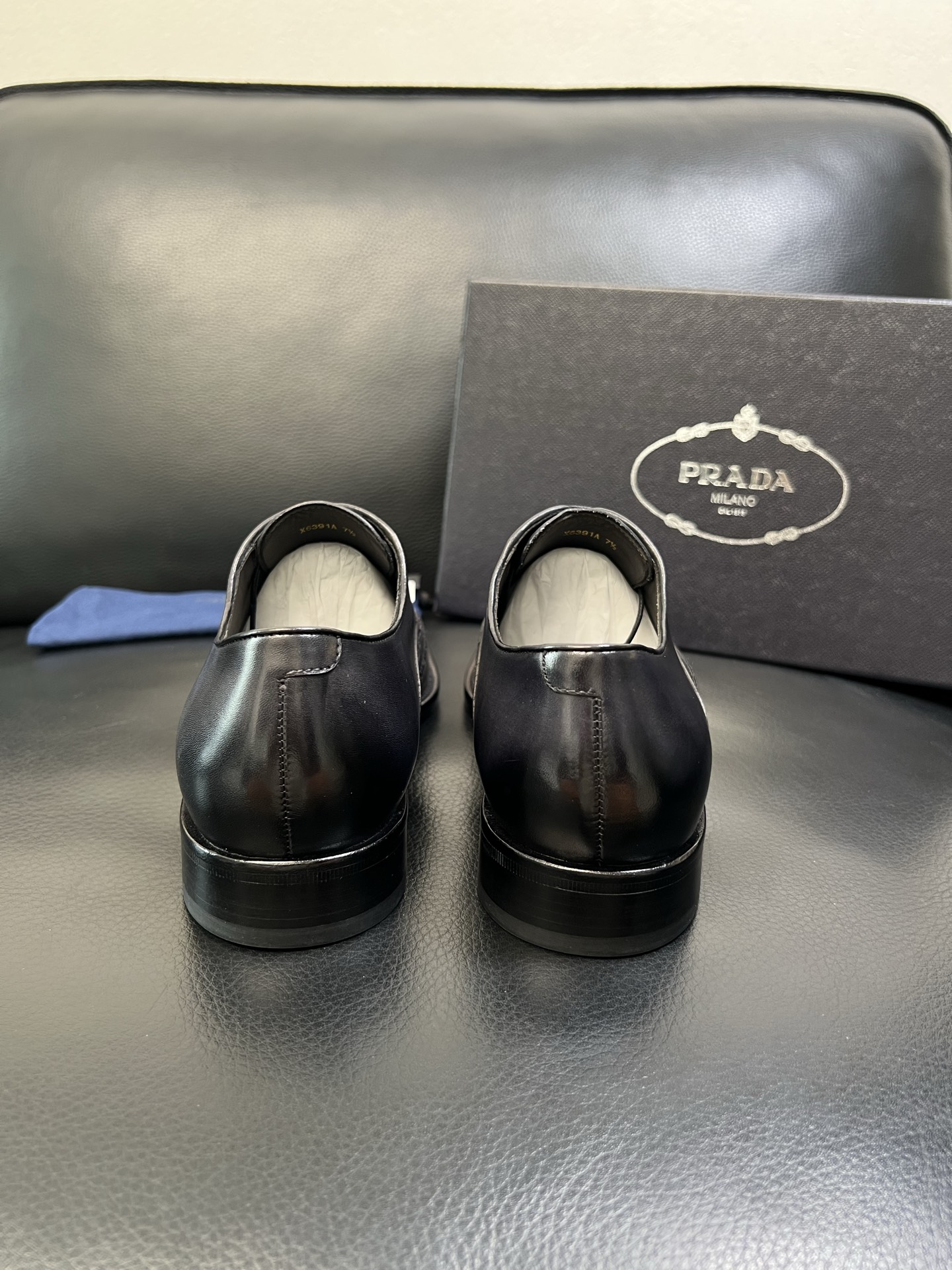 PRADA 高品质 顶级工艺品 普拉达 专柜同步 原厂配置，意大利进口原版牛皮面料，透气舒适进口水染牛里