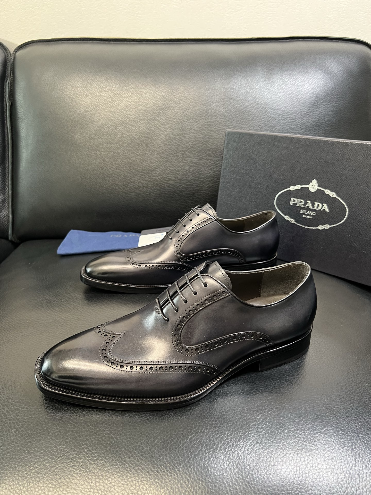 PRADA 高品质 顶级工艺品 普拉达 专柜同步 原厂配置，意大利进口原版牛皮面料，透气舒适进口水染牛里