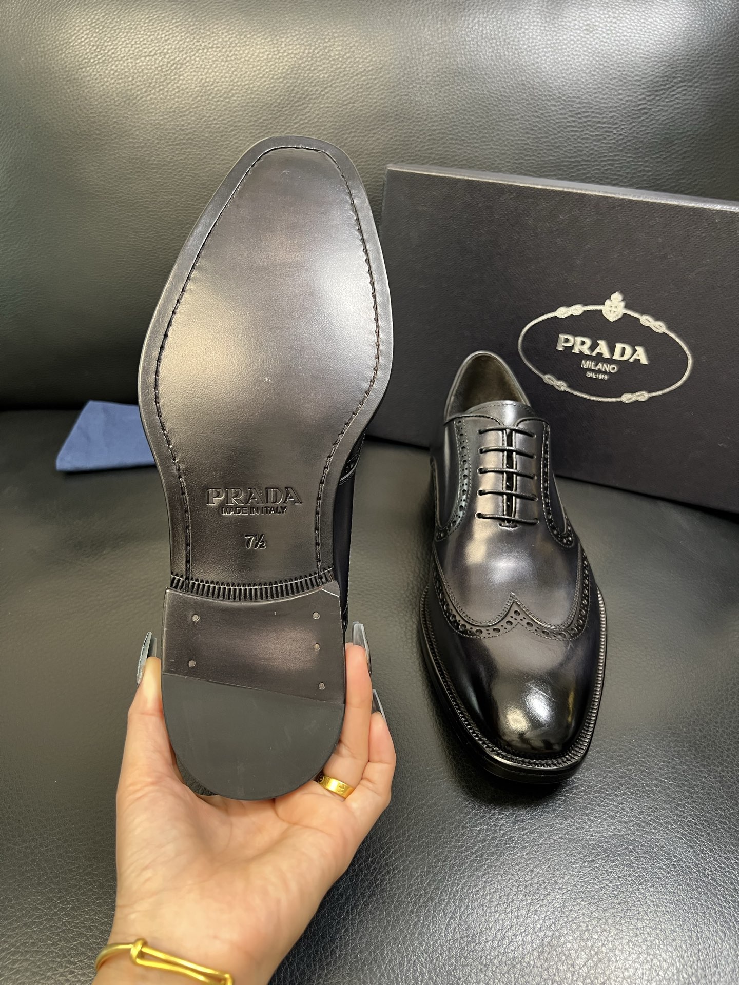 PRADA 高品质 顶级工艺品 普拉达 专柜同步 原厂配置，意大利进口原版牛皮面料，透气舒适进口水染牛里