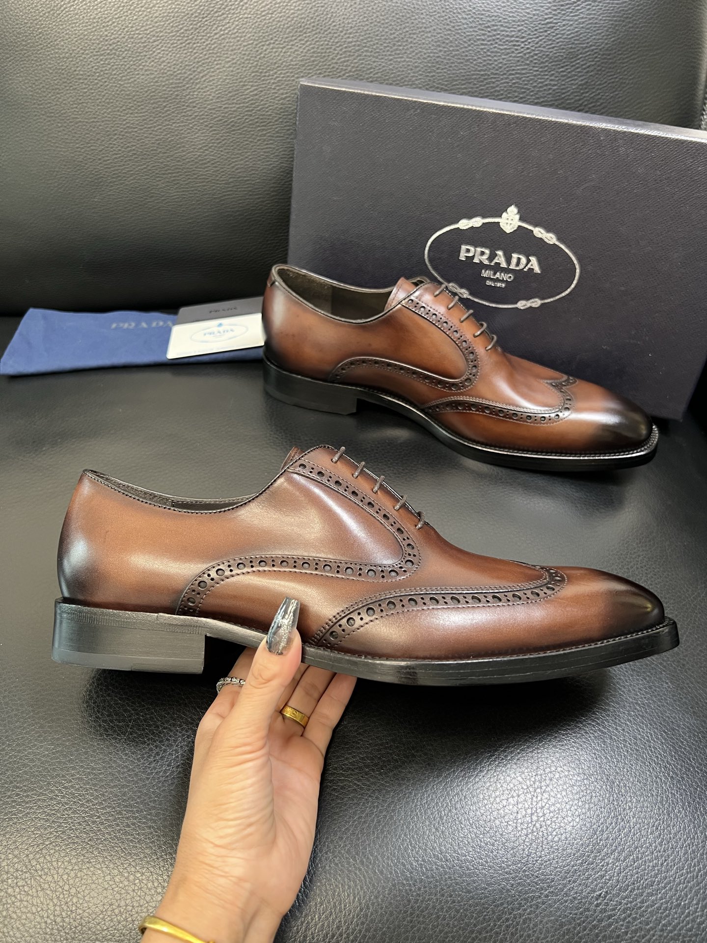 PRADA 高品质 顶级工艺品 普拉达 专柜同步 原厂配置，意大利进口原版牛皮面料，透气舒适进口水染牛里