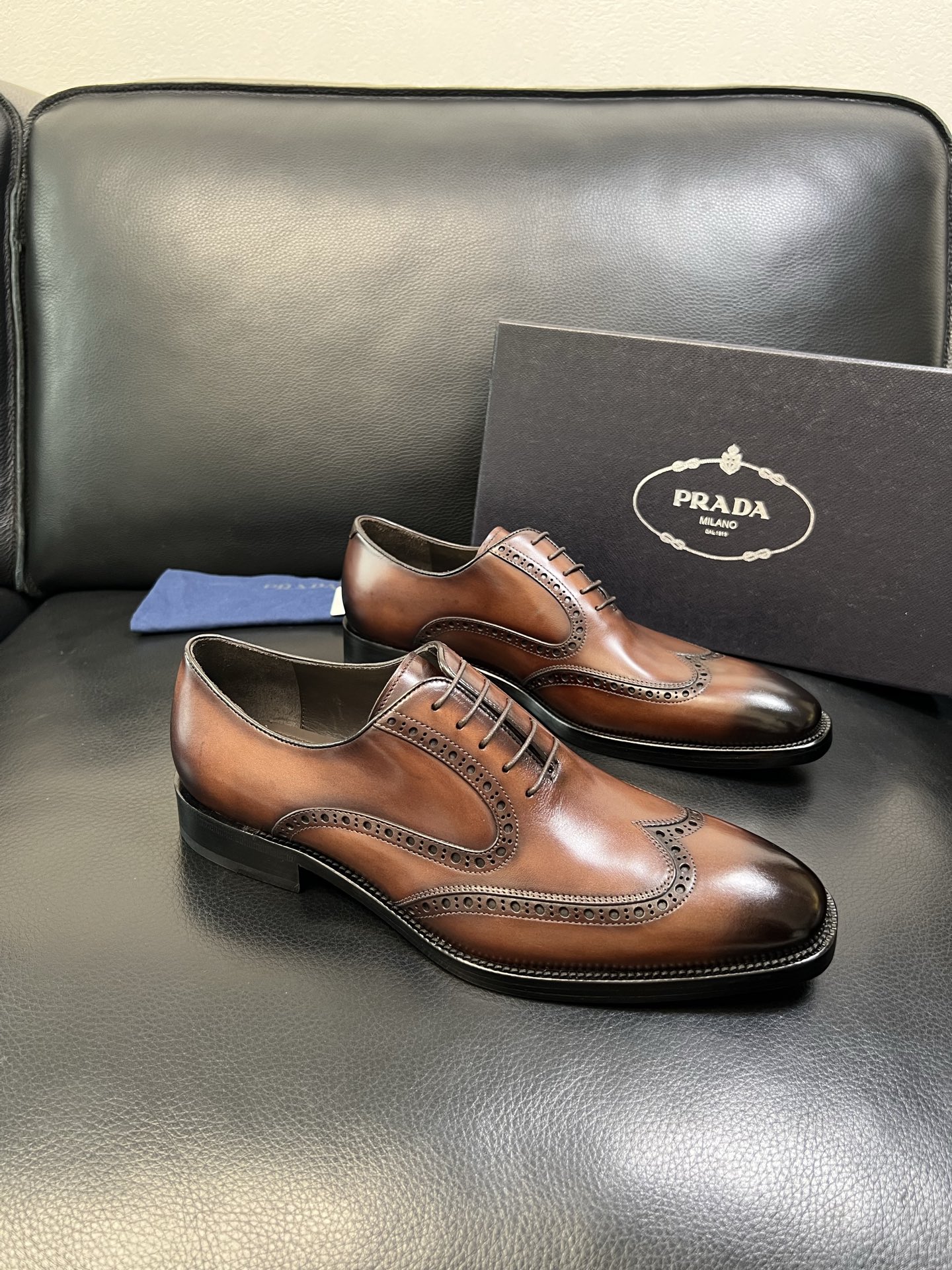 PRADA 高品质 顶级工艺品 普拉达 专柜同步 原厂配置，意大利进口原版牛皮面料，透气舒适进口水染牛里