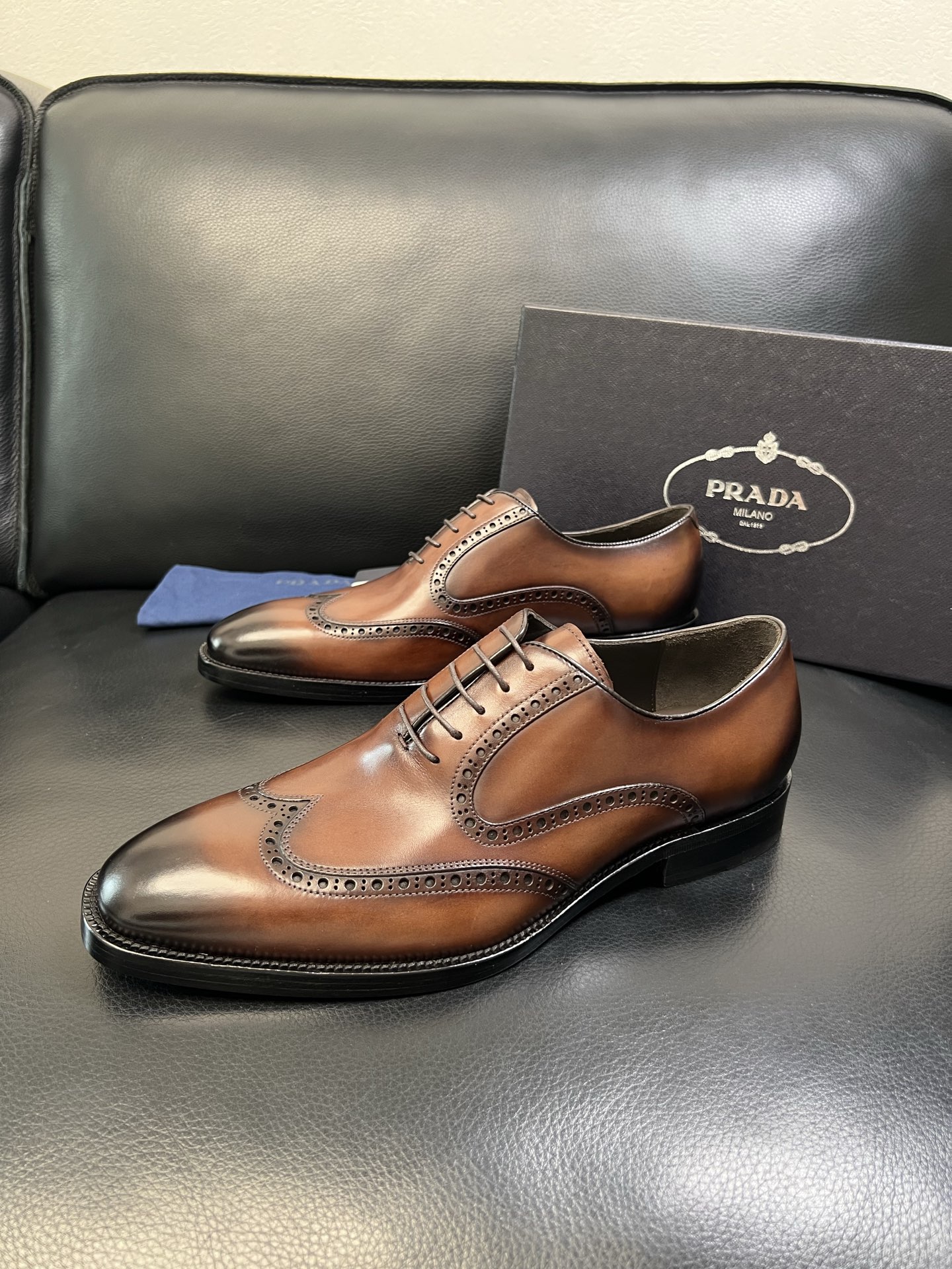 PRADA 高品质 顶级工艺品 普拉达 专柜同步 原厂配置，意大利进口原版牛皮面料，透气舒适进口水染牛里