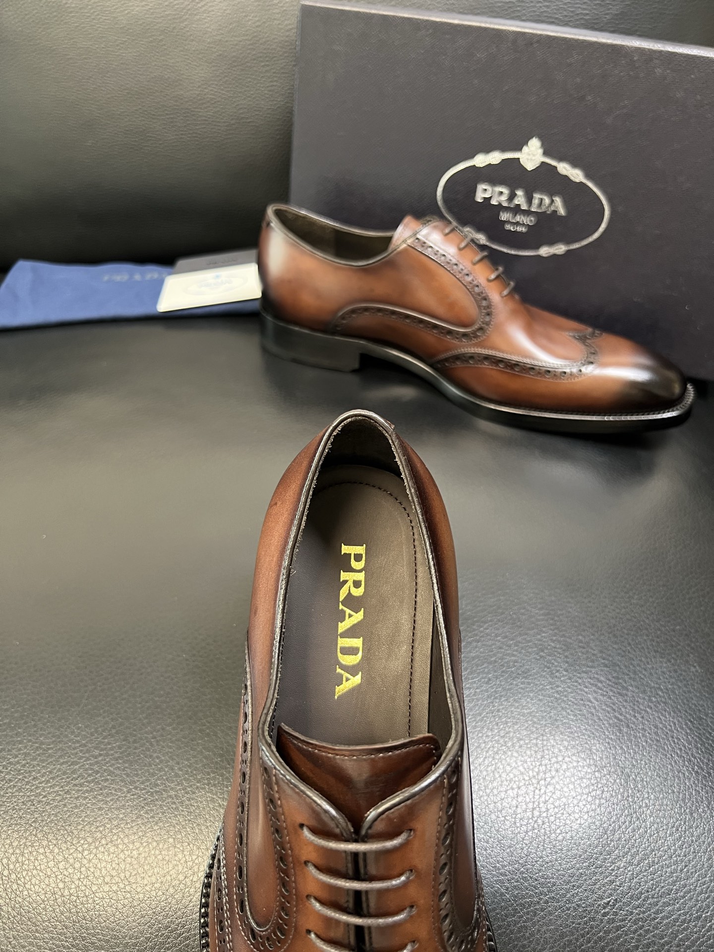 PRADA 高品质 顶级工艺品 普拉达 专柜同步 原厂配置，意大利进口原版牛皮面料，透气舒适进口水染牛里