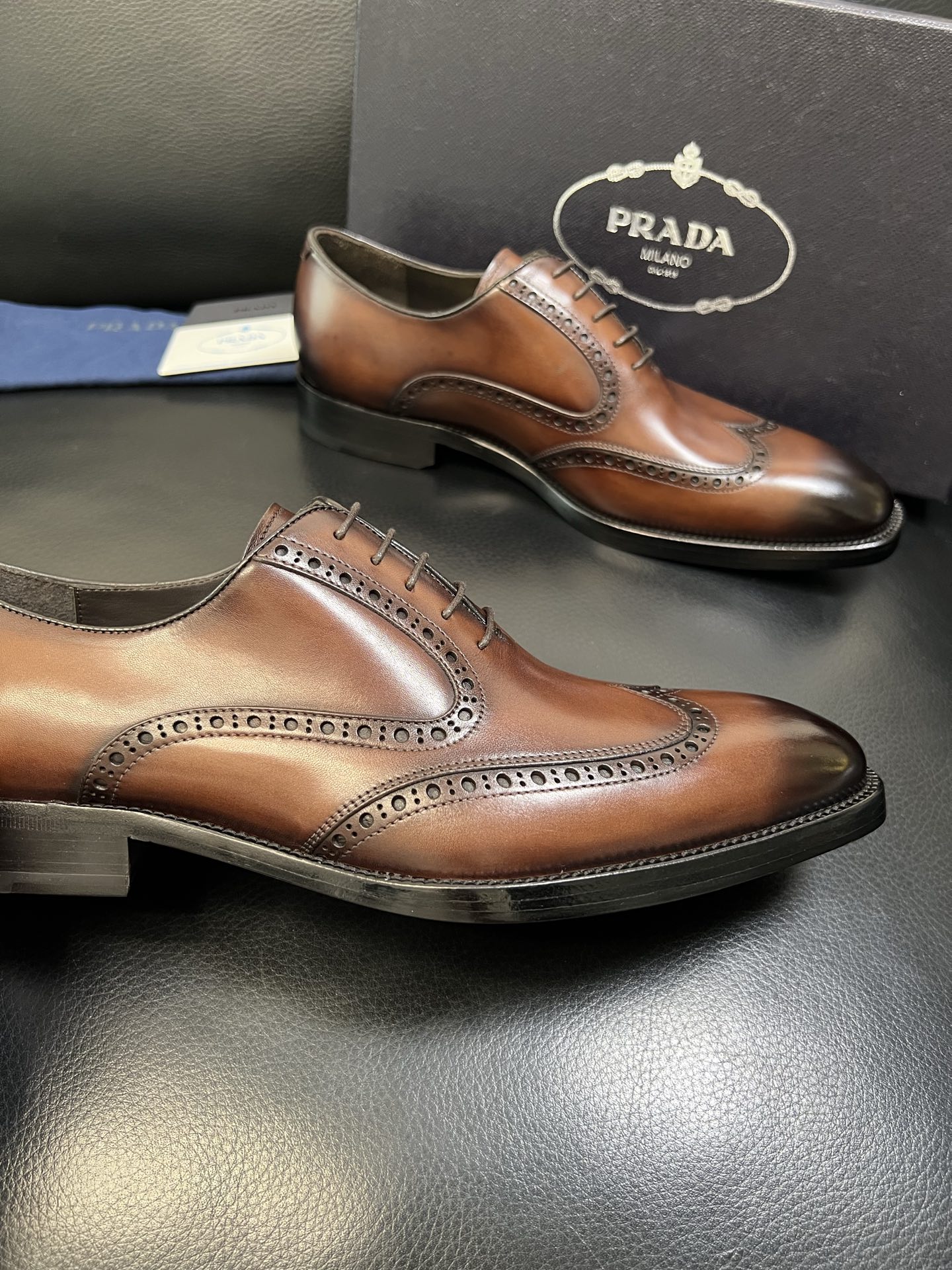 PRADA 高品质 顶级工艺品 普拉达 专柜同步 原厂配置，意大利进口原版牛皮面料，透气舒适进口水染牛里