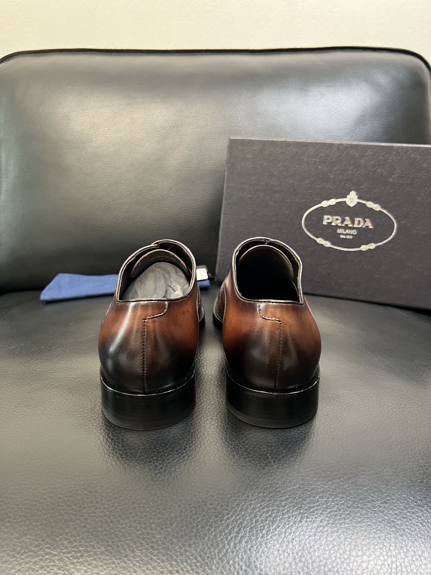 PRADA 高品质 顶级工艺品 普拉达 专柜同步 原厂配置，意大利进口原版牛皮面料，透气舒适进口水染牛里