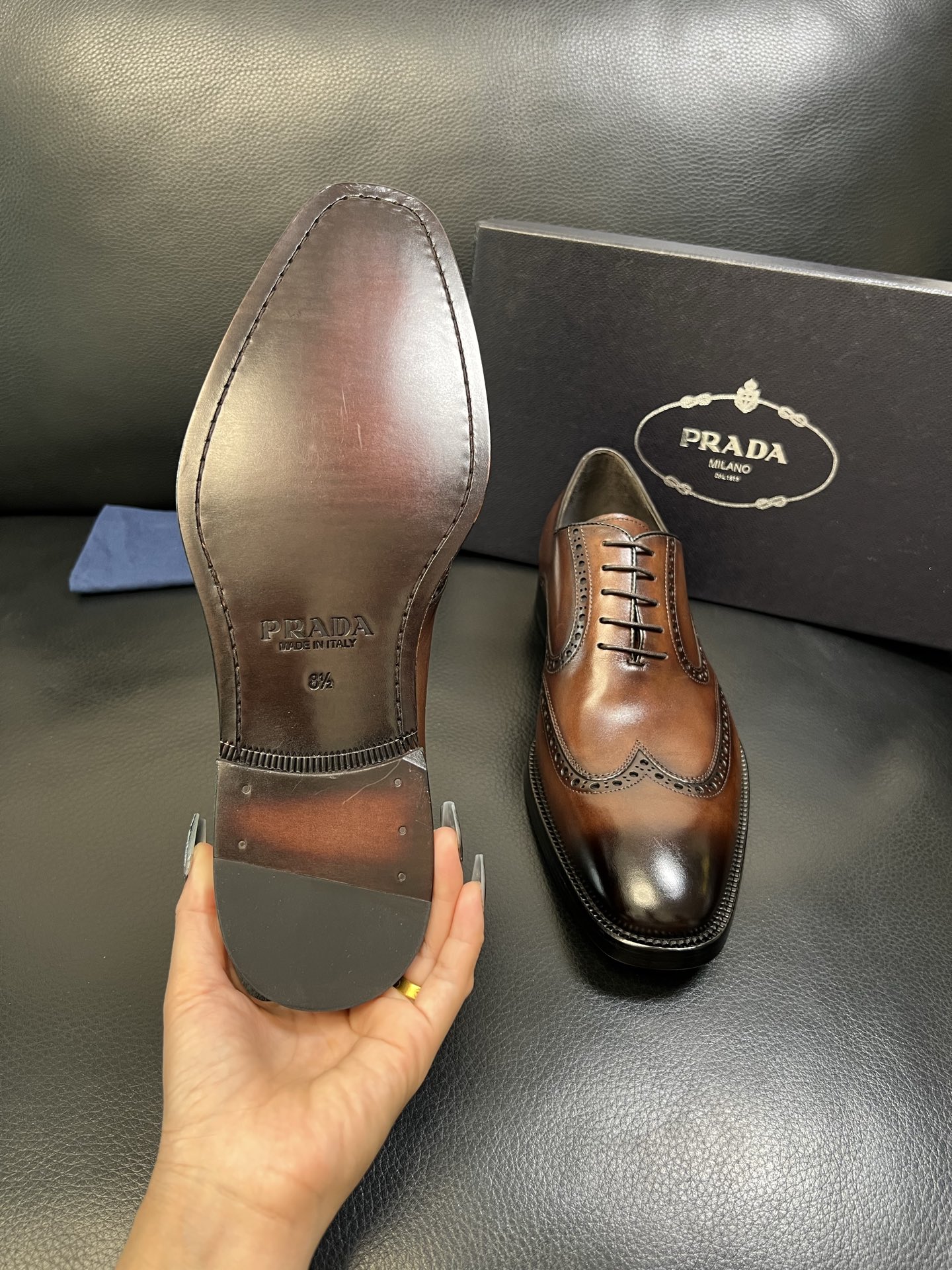 PRADA 高品质 顶级工艺品 普拉达 专柜同步 原厂配置，意大利进口原版牛皮面料，透气舒适进口水染牛里