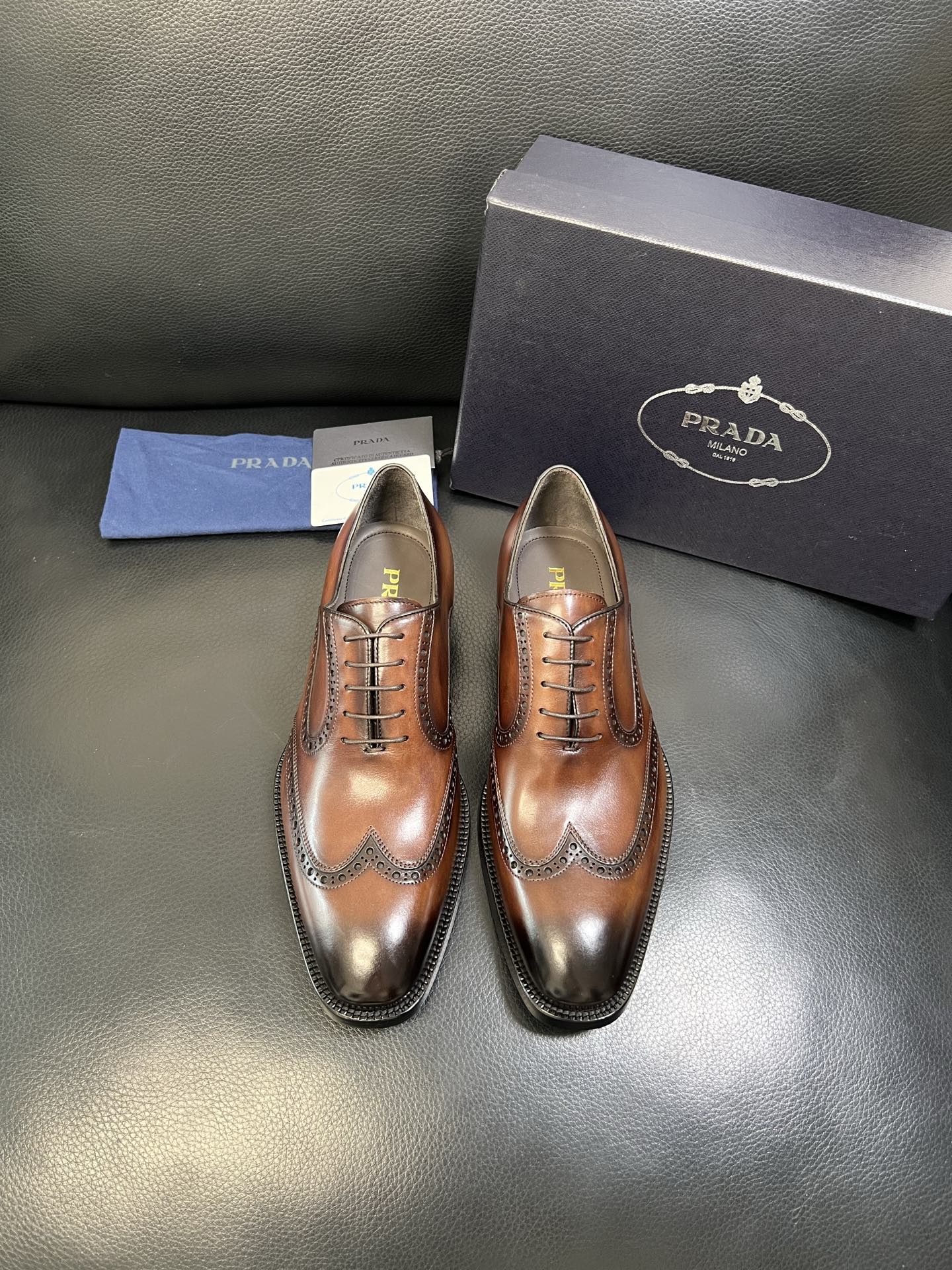 PRADA 高品质 顶级工艺品 普拉达 专柜同步 原厂配置，意大利进口原版牛皮面料，透气舒适进口水染牛里