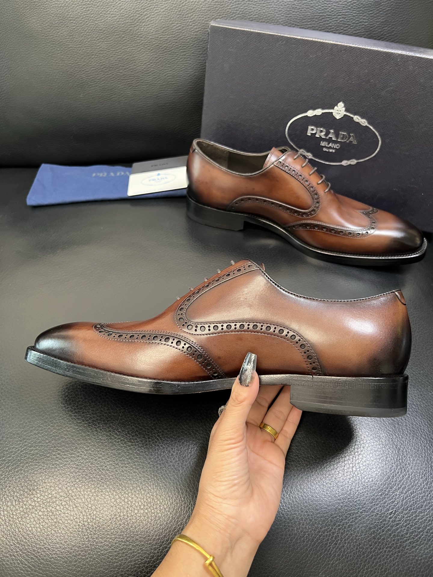 PRADA 高品质 顶级工艺品 普拉达 专柜同步 原厂配置，意大利进口原版牛皮面料，透气舒适进口水染牛里