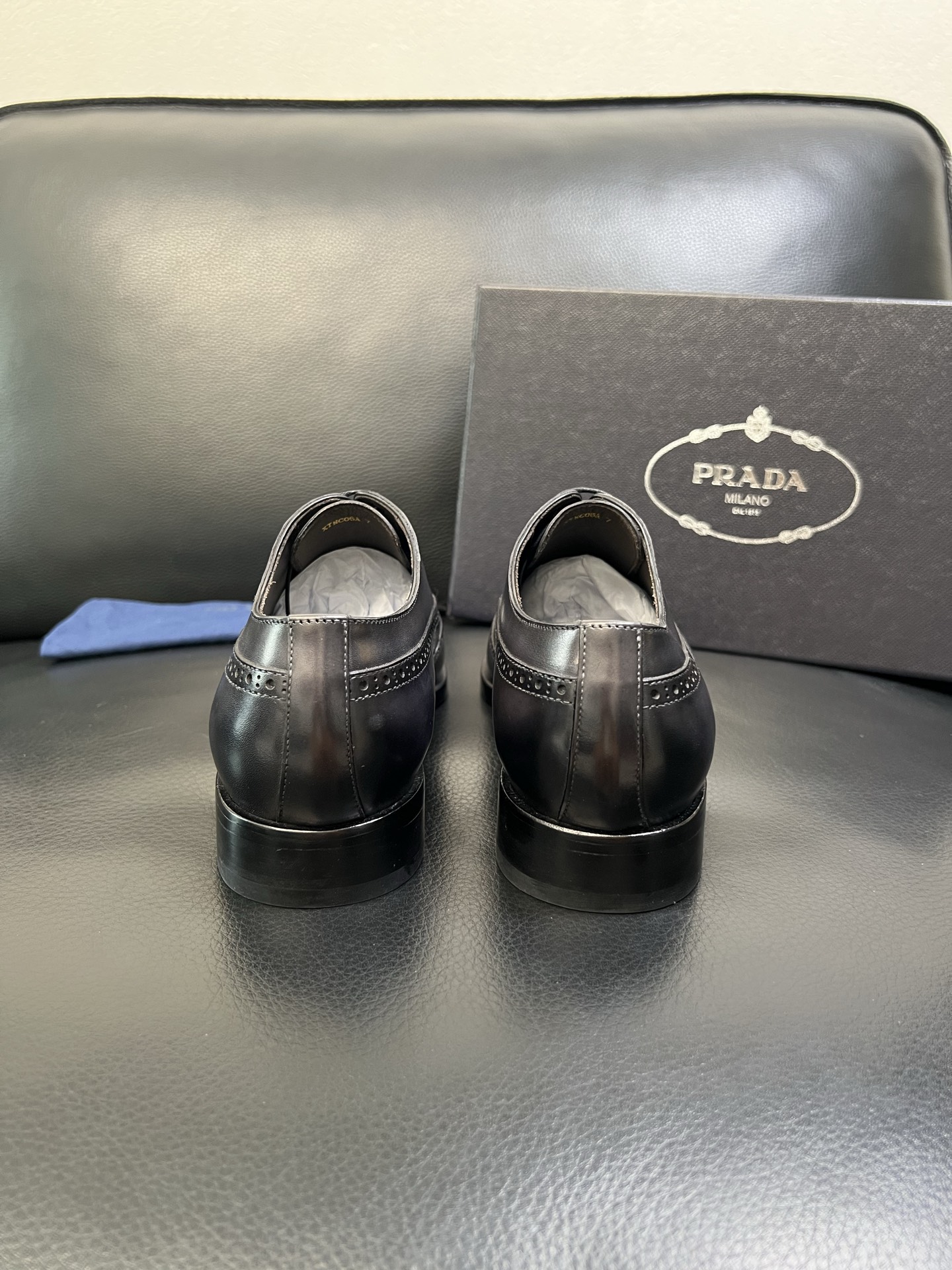 PRADA 高品质 顶级工艺品 普拉达 专柜同步 原厂配置，意大利进口原版牛皮面料，透气舒适进口水染牛里