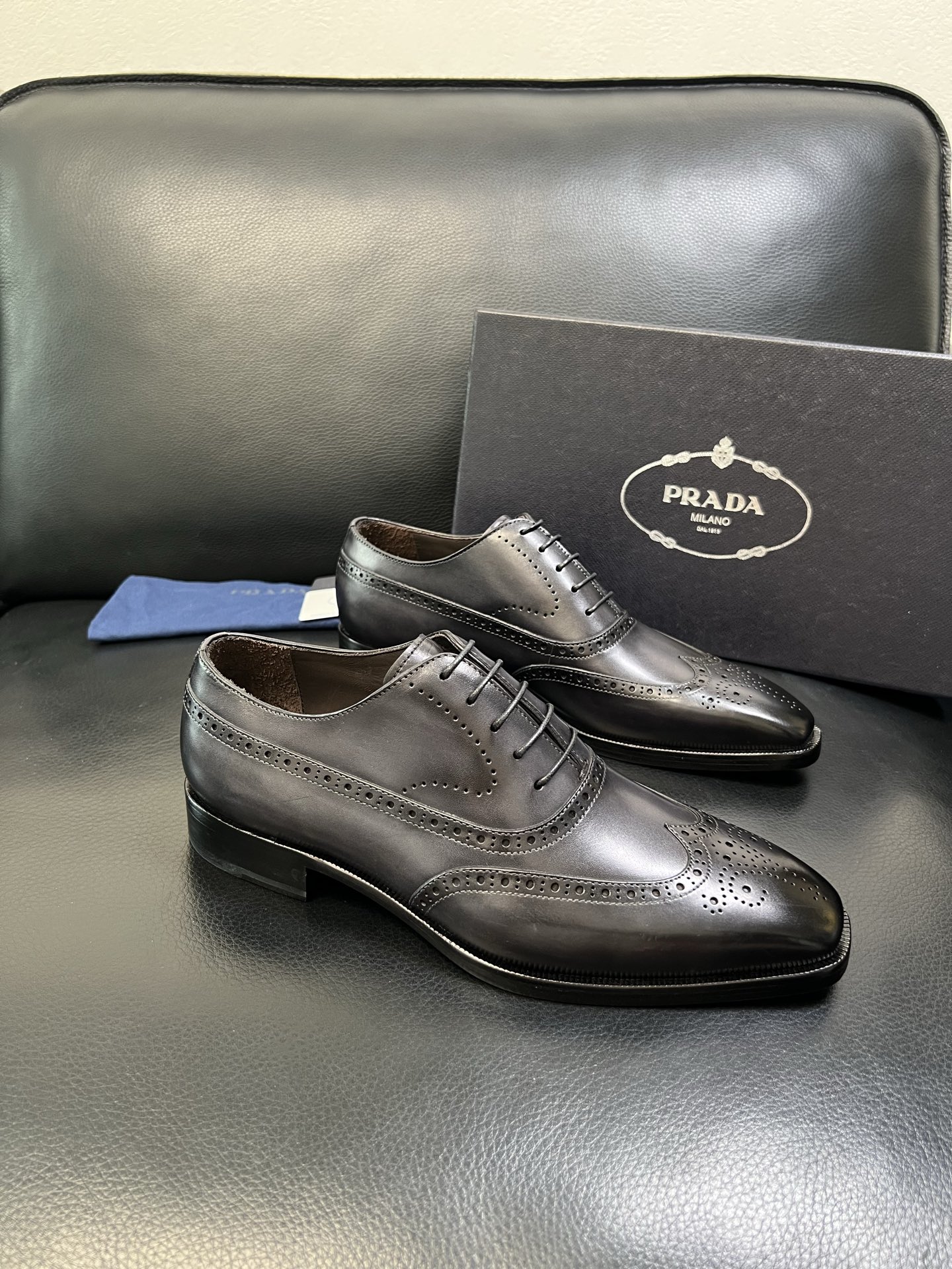 PRADA 高品质 顶级工艺品 普拉达 专柜同步 原厂配置，意大利进口原版牛皮面料，透气舒适进口水染牛里