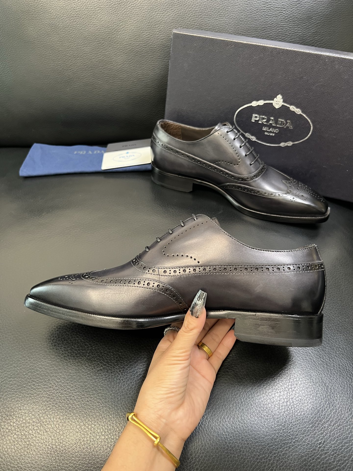 PRADA 高品质 顶级工艺品 普拉达 专柜同步 原厂配置，意大利进口原版牛皮面料，透气舒适进口水染牛里