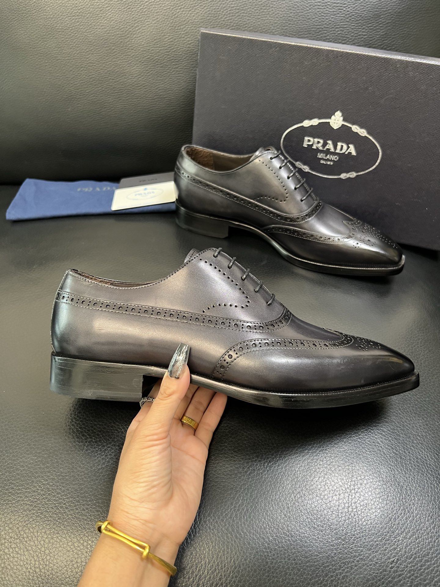 PRADA 高品质 顶级工艺品 普拉达 专柜同步 原厂配置，意大利进口原版牛皮面料，透气舒适进口水染牛里