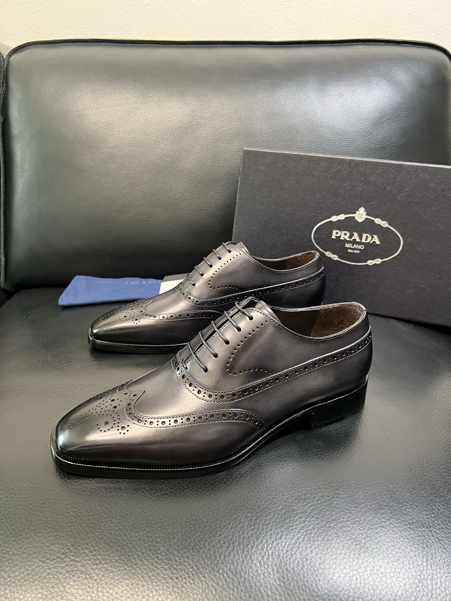 PRADA 高品质 顶级工艺品 普拉达 专柜同步 原厂配置，意大利进口原版牛皮面料，透气舒适进口水染牛里