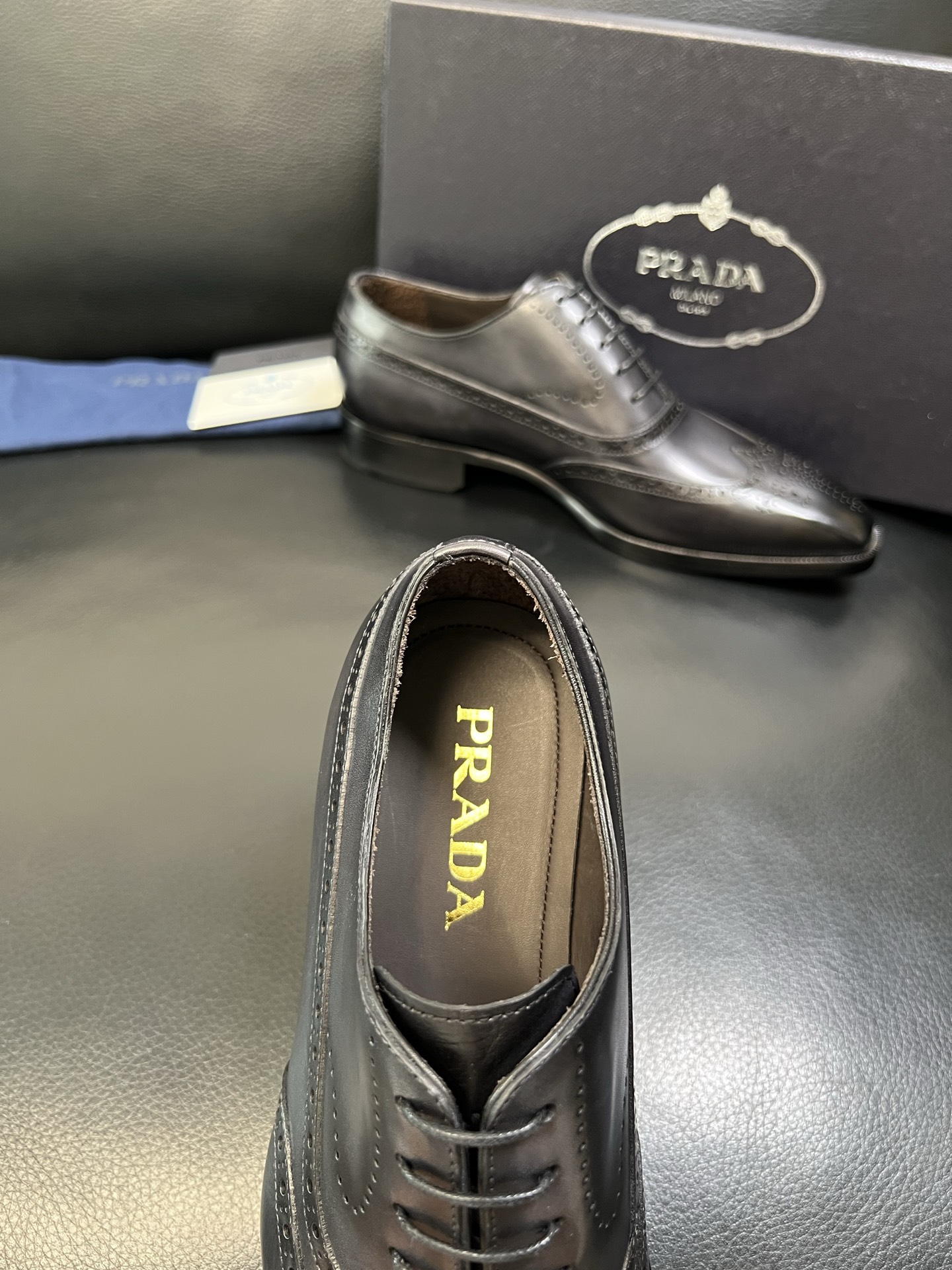 PRADA 高品质 顶级工艺品 普拉达 专柜同步 原厂配置，意大利进口原版牛皮面料，透气舒适进口水染牛里