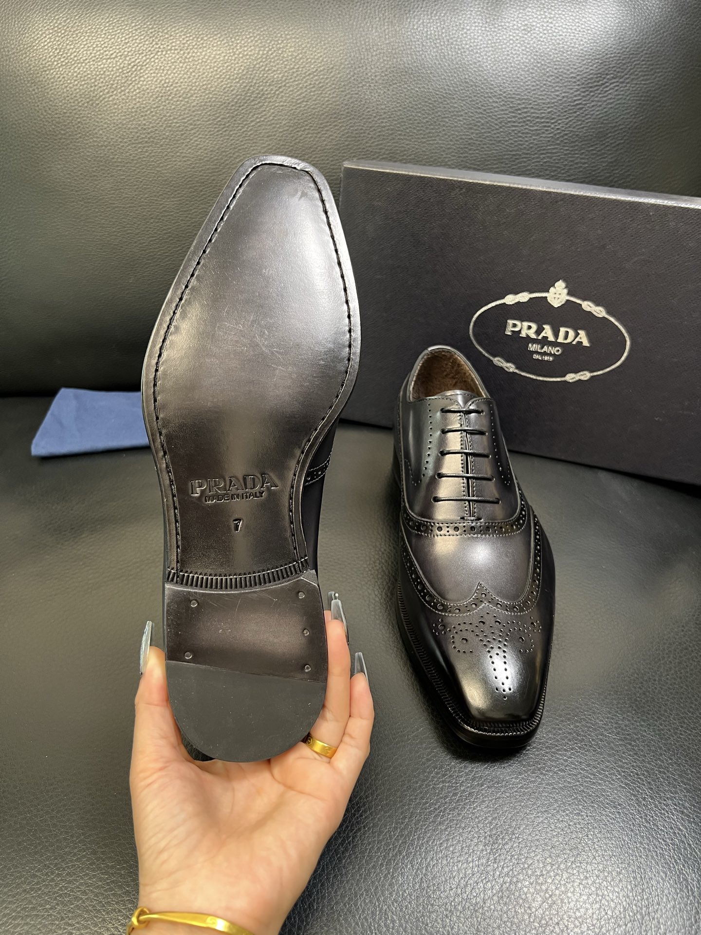 PRADA 高品质 顶级工艺品 普拉达 专柜同步 原厂配置，意大利进口原版牛皮面料，透气舒适进口水染牛里