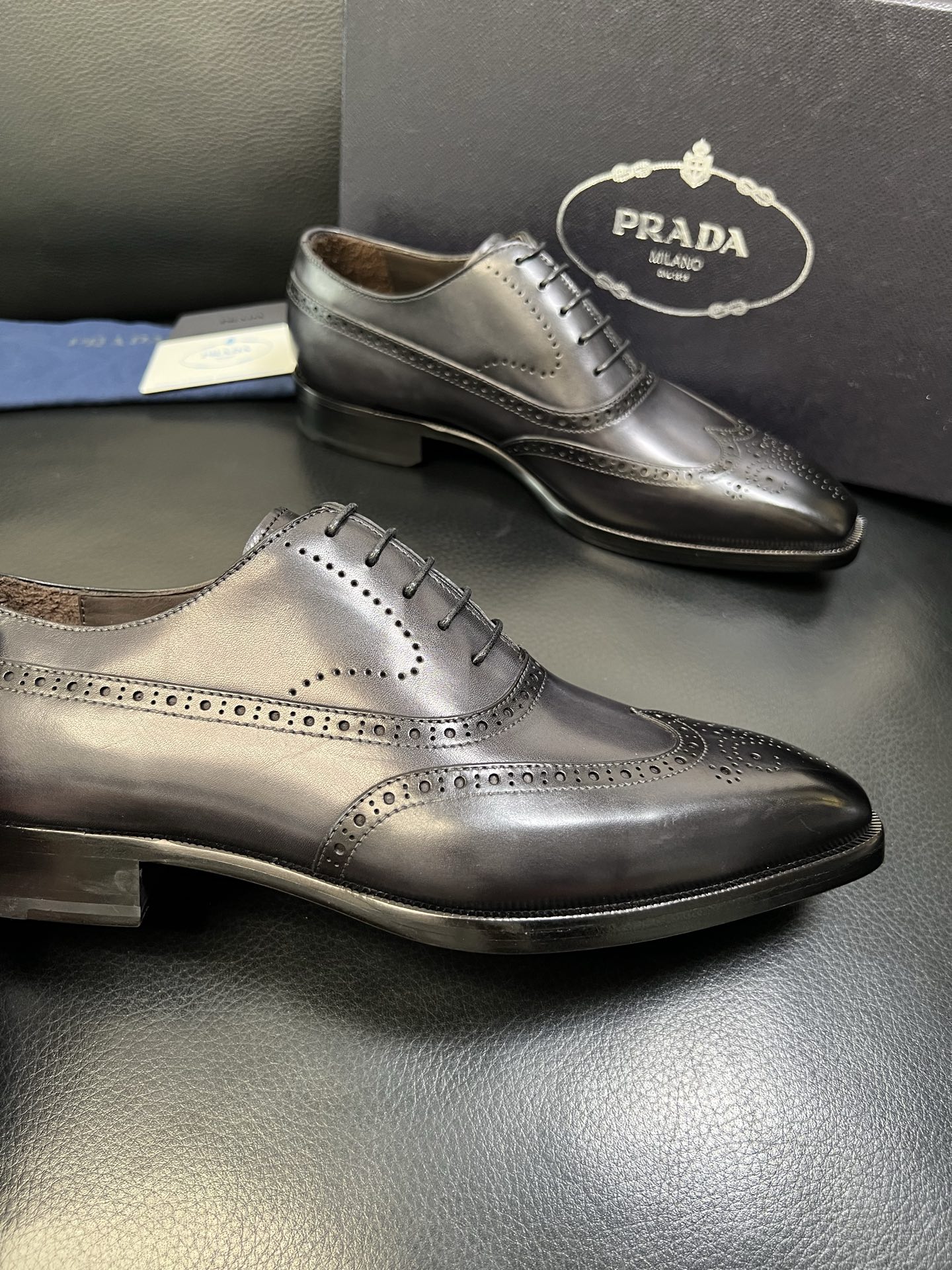 PRADA 高品质 顶级工艺品 普拉达 专柜同步 原厂配置，意大利进口原版牛皮面料，透气舒适进口水染牛里