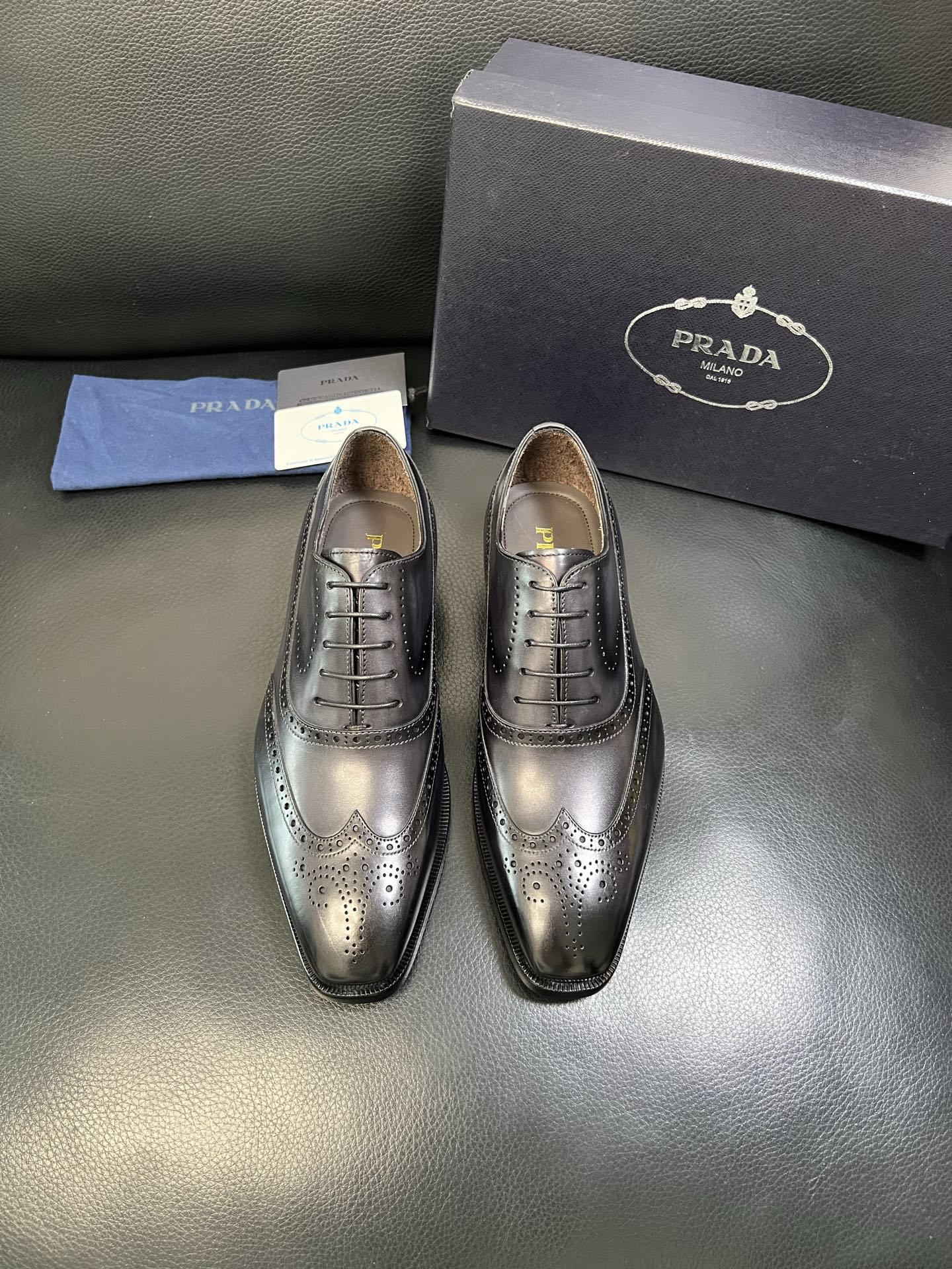 PRADA 高品质 顶级工艺品 普拉达 专柜同步 原厂配置，意大利进口原版牛皮面料，透气舒适进口水染牛里