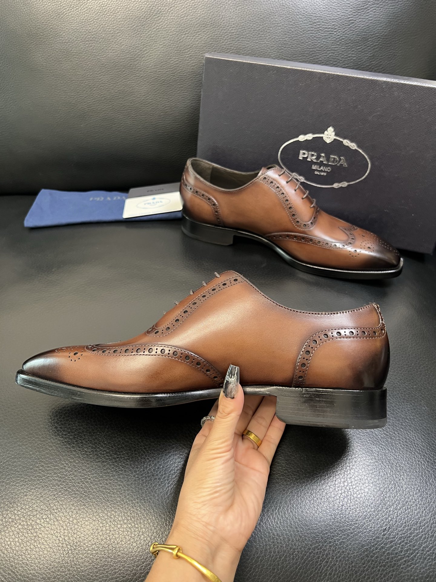 PRADA 高品质 顶级工艺品 普拉达 专柜同步 原厂配置，意大利进口原版牛皮面料，透气舒适进口水染牛里