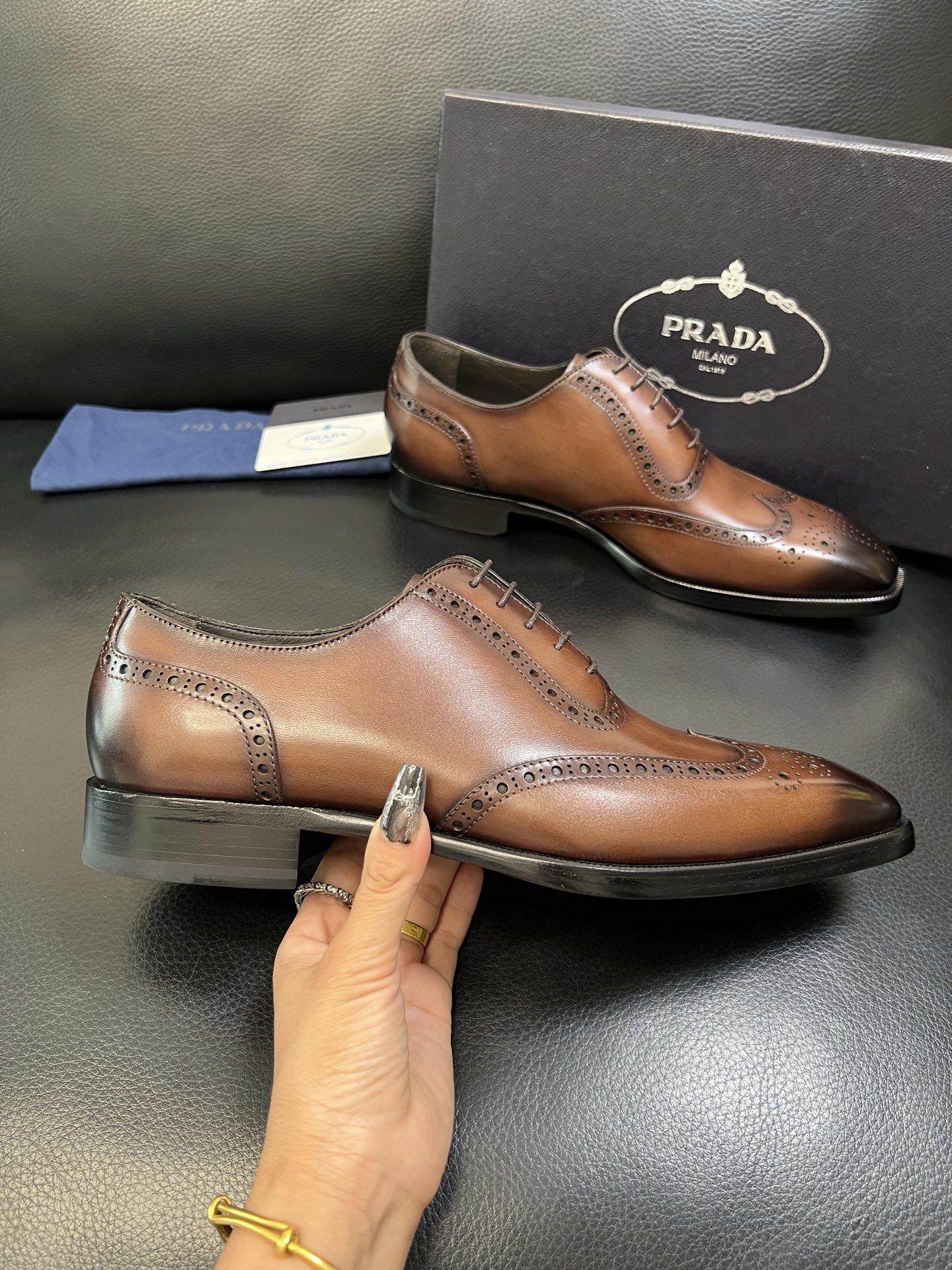 PRADA 高品质 顶级工艺品 普拉达 专柜同步 原厂配置，意大利进口原版牛皮面料，透气舒适进口水染牛里