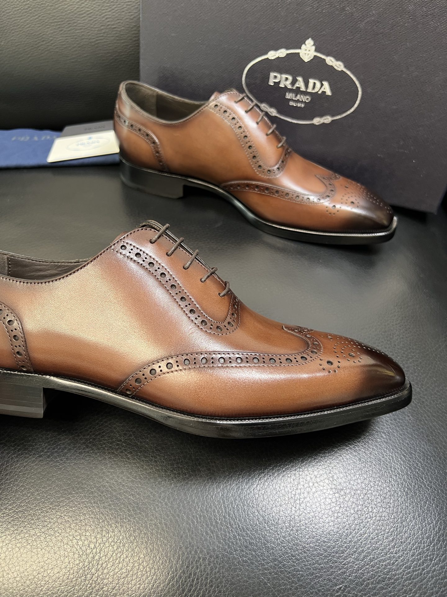 PRADA 高品质 顶级工艺品 普拉达 专柜同步 原厂配置，意大利进口原版牛皮面料，透气舒适进口水染牛里