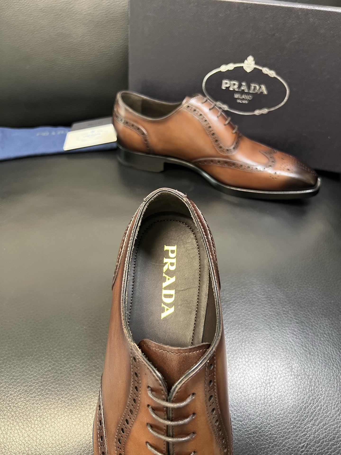 PRADA 高品质 顶级工艺品 普拉达 专柜同步 原厂配置，意大利进口原版牛皮面料，透气舒适进口水染牛里