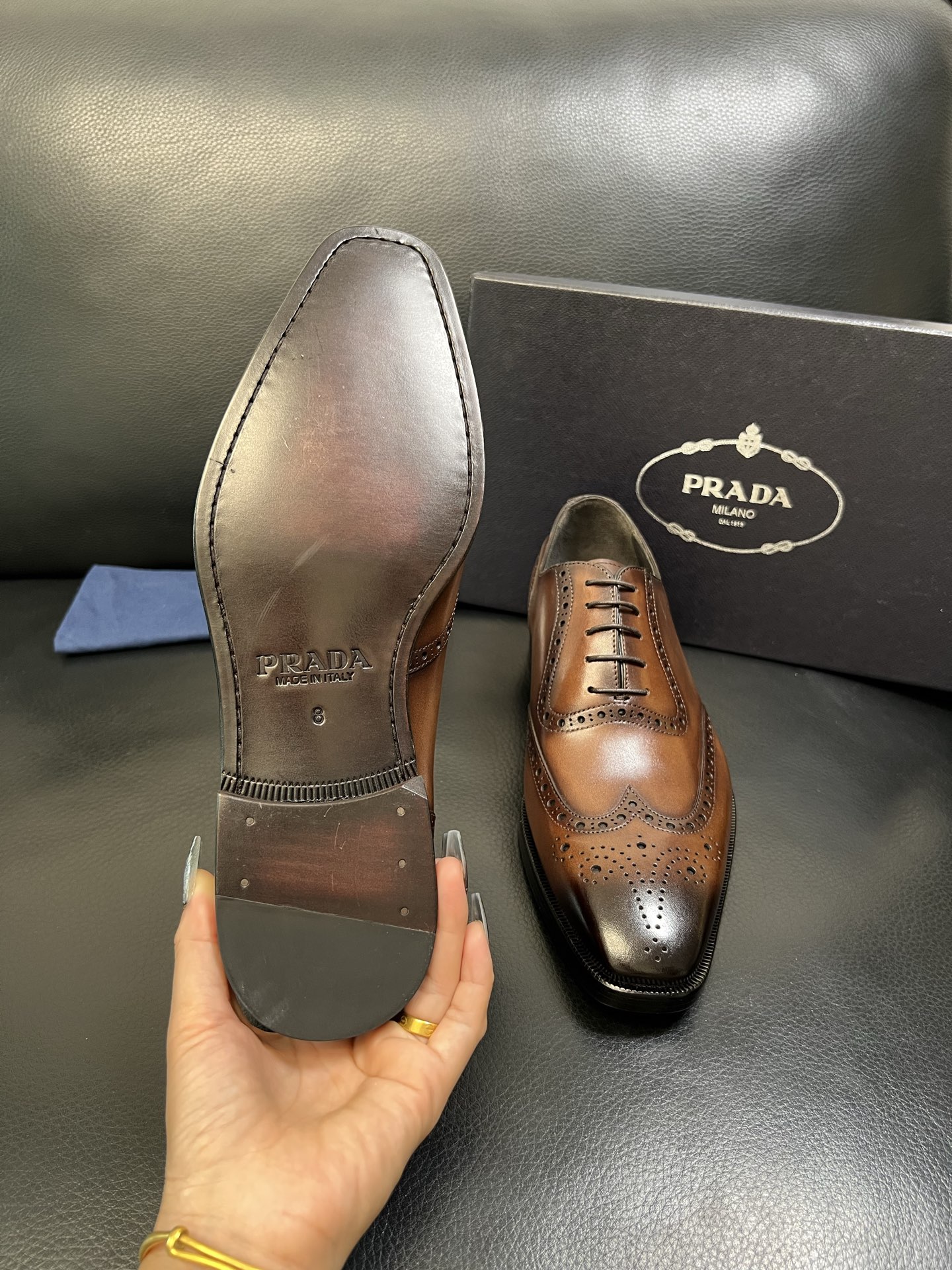 PRADA 高品质 顶级工艺品 普拉达 专柜同步 原厂配置，意大利进口原版牛皮面料，透气舒适进口水染牛里