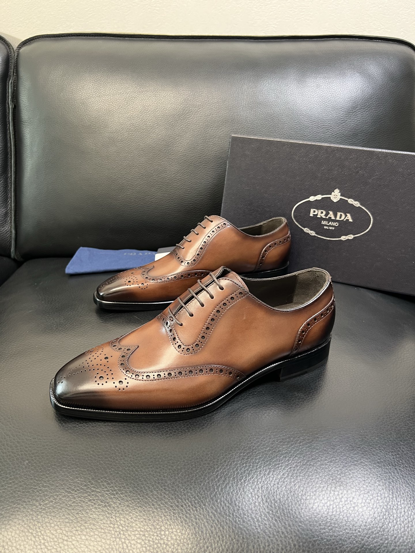 PRADA 高品质 顶级工艺品 普拉达 专柜同步 原厂配置，意大利进口原版牛皮面料，透气舒适进口水染牛里