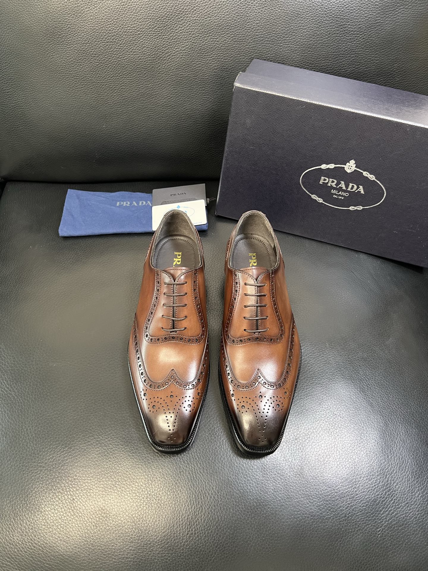 PRADA 高品质 顶级工艺品 普拉达 专柜同步 原厂配置，意大利进口原版牛皮面料，透气舒适进口水染牛里