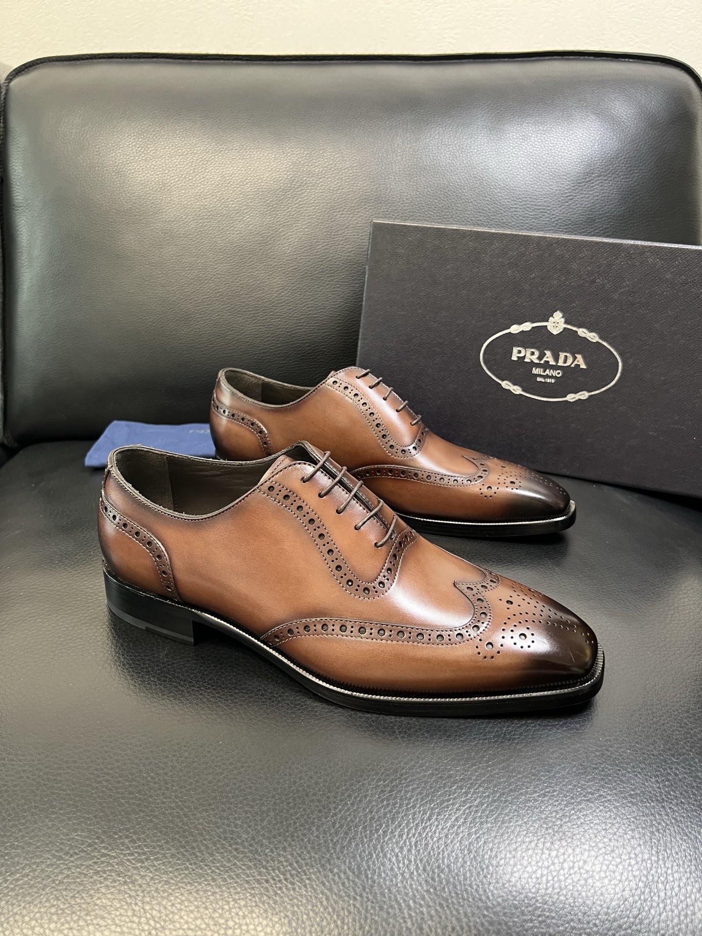 NO:556955,PRADA High-quality top crafts Prada counter synchronization, original factory configuration, original cowhide fabric imported from Italy, breathable and comfortable imported water-dyed cowhide pads, original soles specially provided by the factory and super comfortable, original factory and single goods are of high quality, welcome to compare and synchronize at the counter, code number 39-44 (order 38 45 46), prada, prada, cowhide19860909PRADA 高品质 顶级工艺品 普拉达 专柜同步 原厂配置,意大利进口原版牛皮面料,透气舒适进口水染牛里垫,鞋底原厂特供原版底超级舒适,原厂跟单货高品质,欢迎对比专柜同步,码数 39-44（订 38 45 46）,,prada,prada,cowhide,Men's shoes