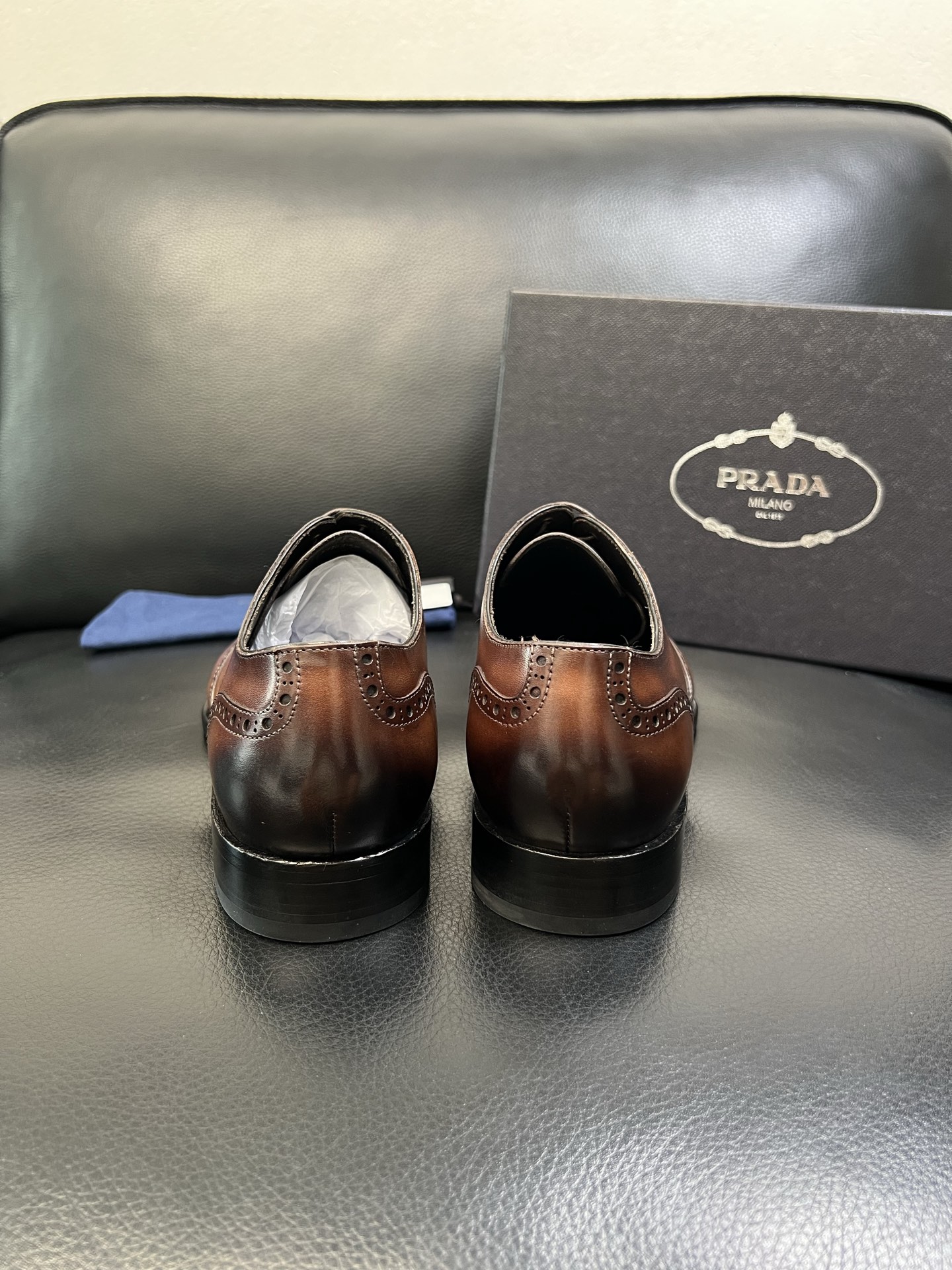 PRADA 高品质 顶级工艺品 普拉达 专柜同步 原厂配置，意大利进口原版牛皮面料，透气舒适进口水染牛里