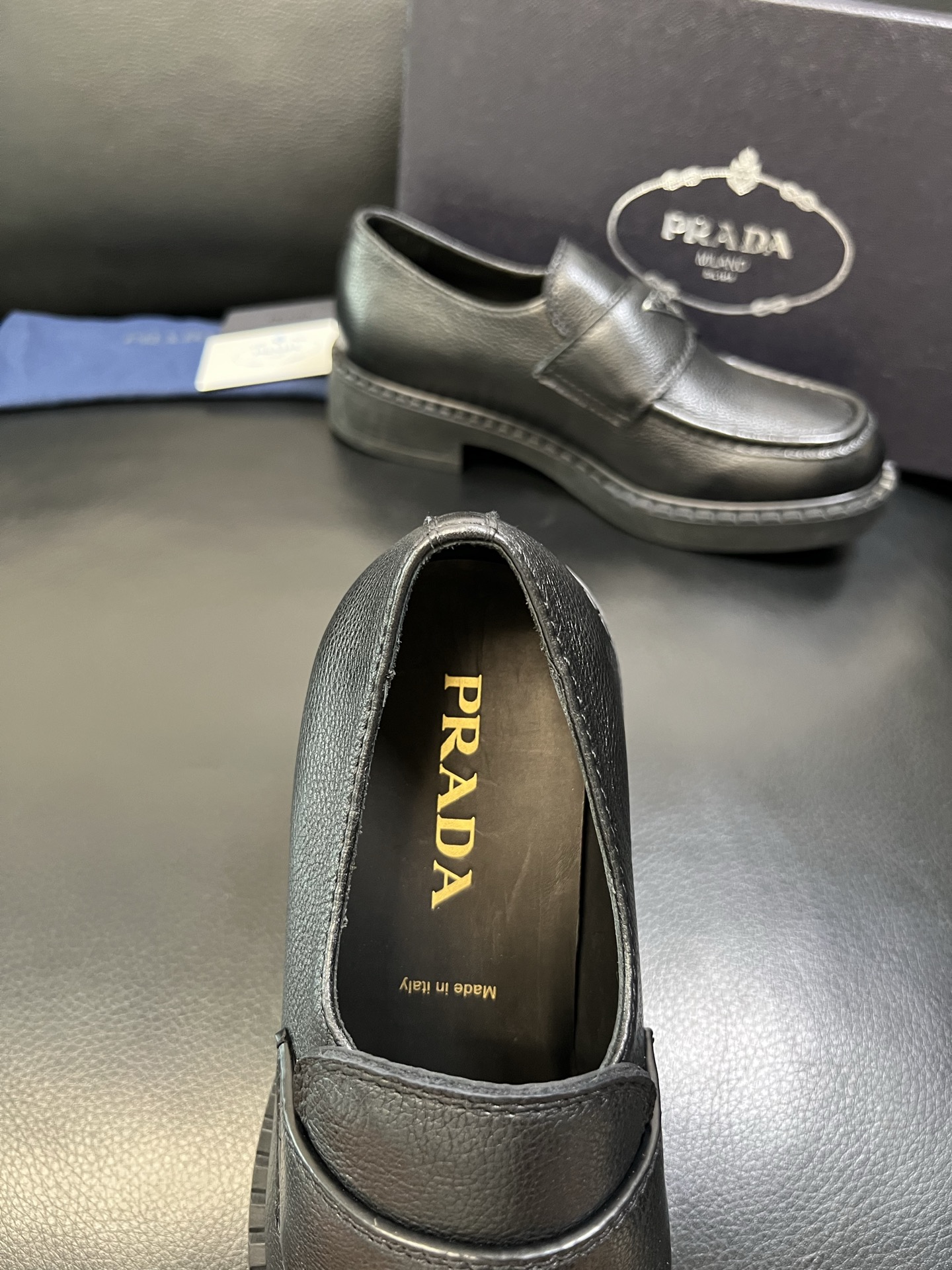 PRADA 高品质 顶级工艺品 普拉达 专柜同步 原厂配置，意大利进口原版牛皮面料，透气舒适进口水染牛里