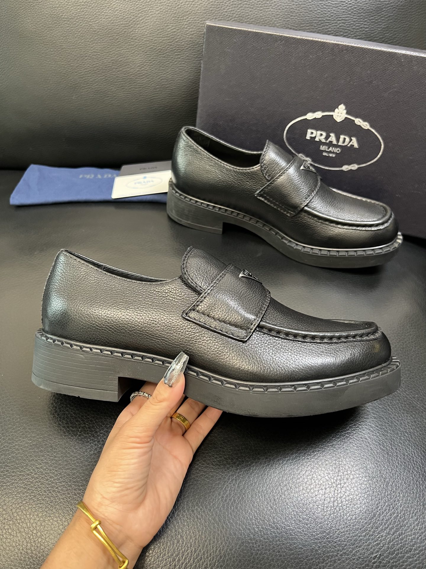 PRADA 高品质 顶级工艺品 普拉达 专柜同步 原厂配置，意大利进口原版牛皮面料，透气舒适进口水染牛里