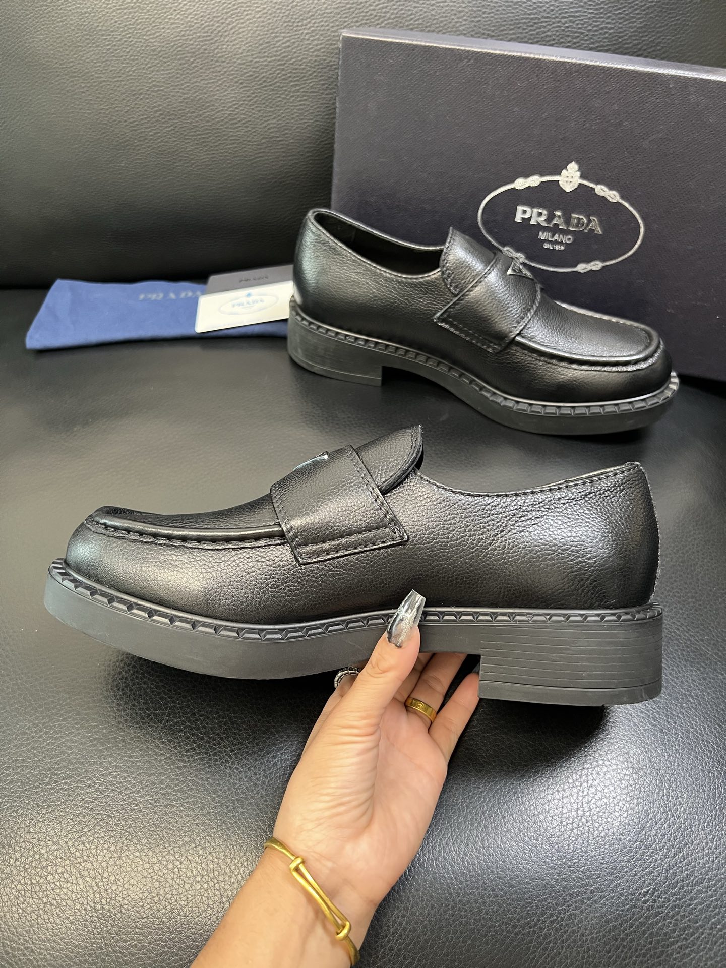 PRADA 高品质 顶级工艺品 普拉达 专柜同步 原厂配置，意大利进口原版牛皮面料，透气舒适进口水染牛里