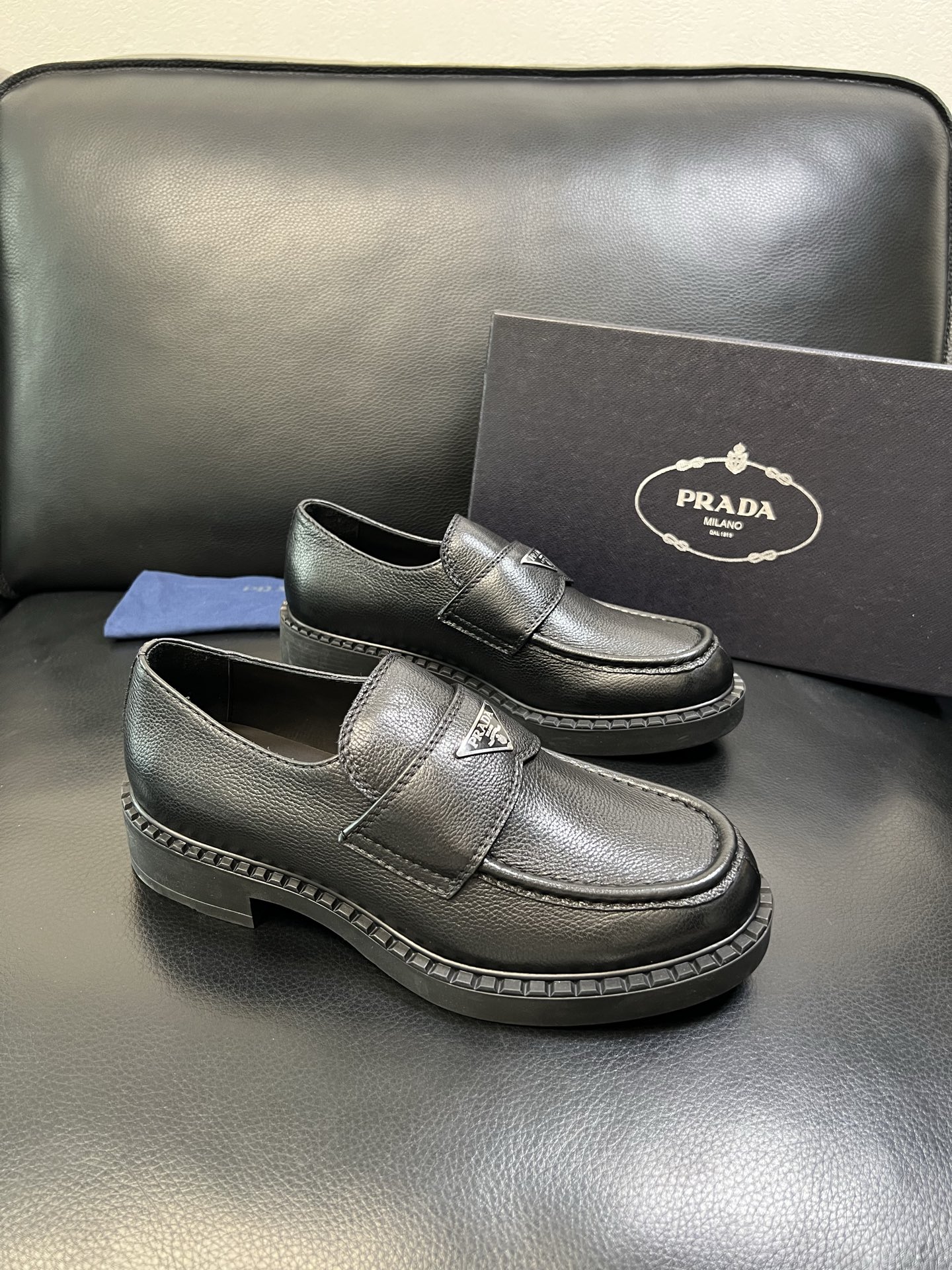 PRADA 高品质 顶级工艺品 普拉达 专柜同步 原厂配置，意大利进口原版牛皮面料，透气舒适进口水染牛里