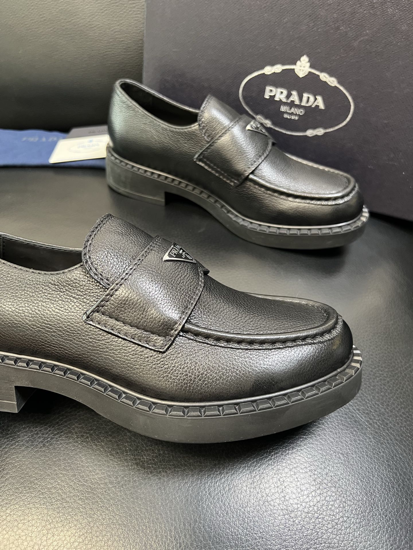 PRADA 高品质 顶级工艺品 普拉达 专柜同步 原厂配置，意大利进口原版牛皮面料，透气舒适进口水染牛里