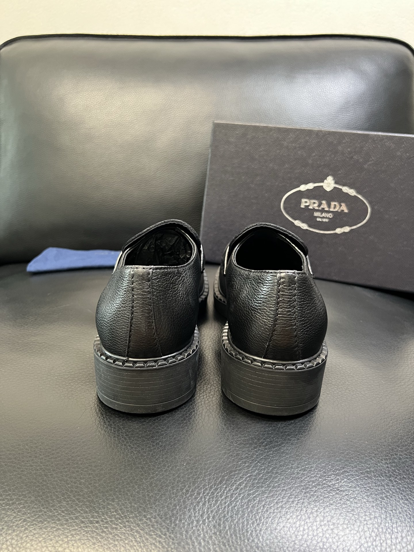 PRADA 高品质 顶级工艺品 普拉达 专柜同步 原厂配置，意大利进口原版牛皮面料，透气舒适进口水染牛里