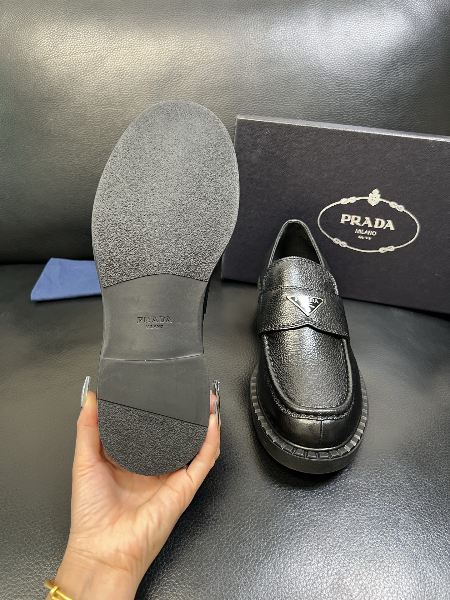 PRADA 高品质 顶级工艺品 普拉达 专柜同步 原厂配置，意大利进口原版牛皮面料，透气舒适进口水染牛里