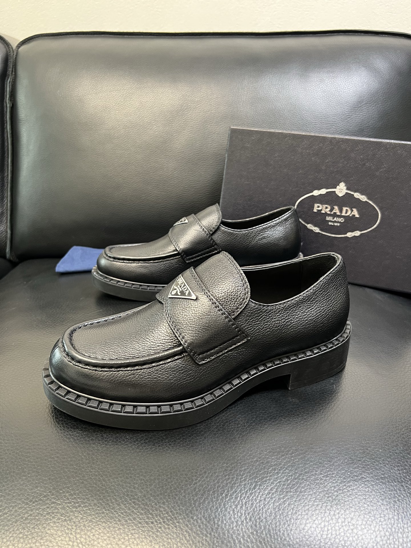 PRADA 高品质 顶级工艺品 普拉达 专柜同步 原厂配置，意大利进口原版牛皮面料，透气舒适进口水染牛里