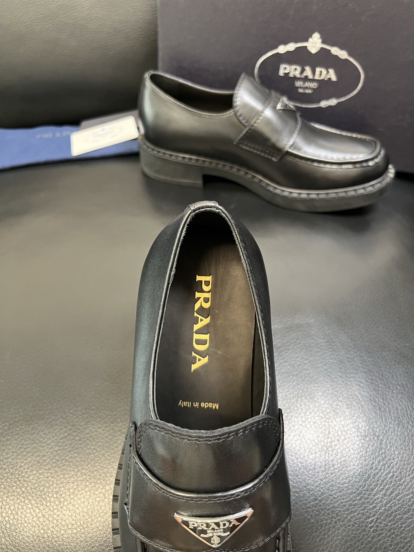PRADA 高品质 顶级工艺品 普拉达 专柜同步 原厂配置，意大利进口原版牛皮面料，透气舒适进口水染牛里
