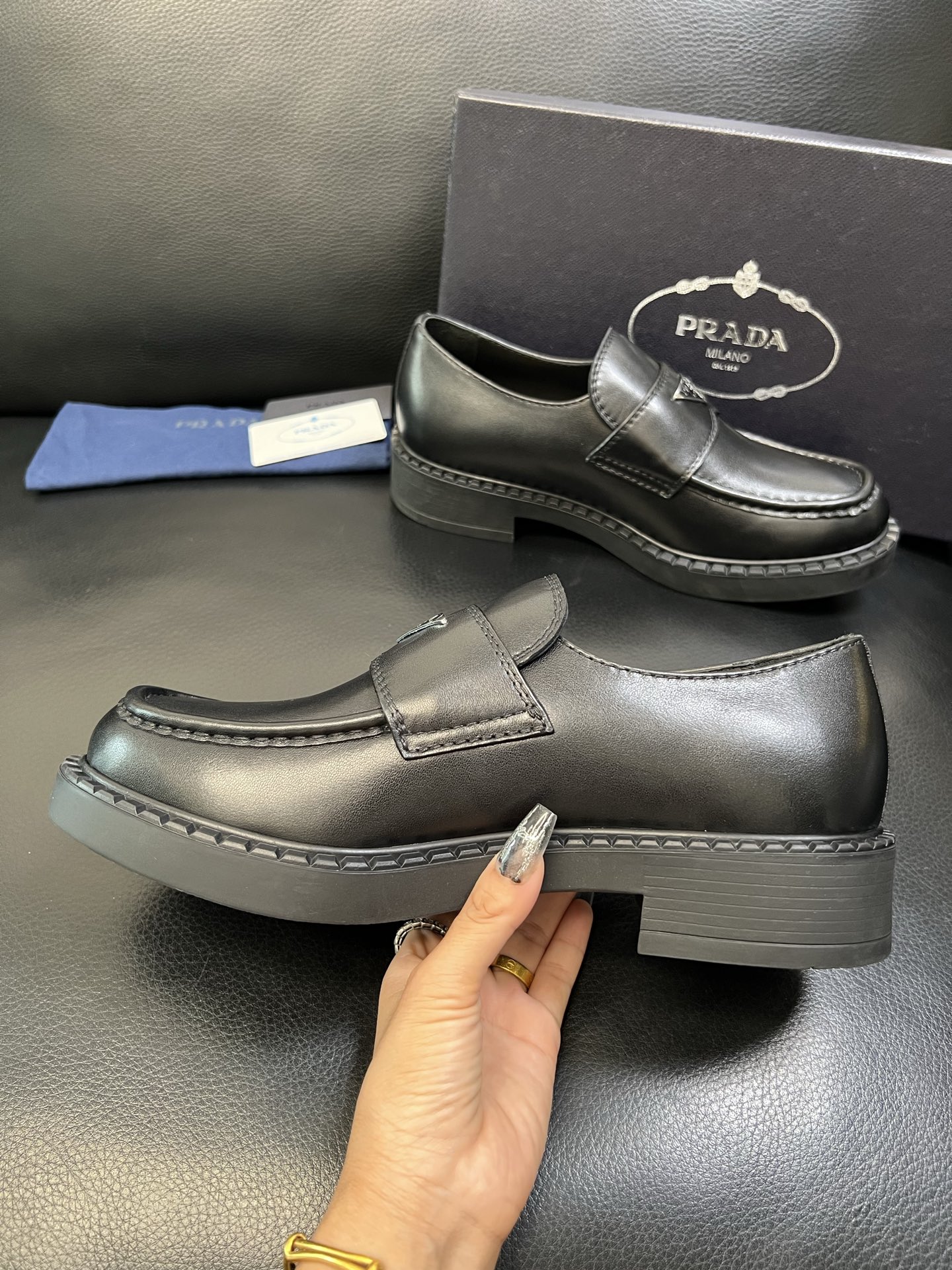 PRADA 高品质 顶级工艺品 普拉达 专柜同步 原厂配置，意大利进口原版牛皮面料，透气舒适进口水染牛里