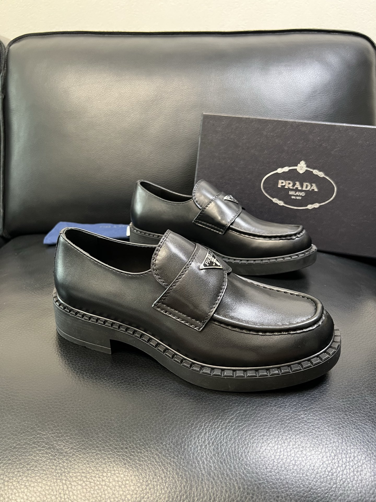 PRADA 高品质 顶级工艺品 普拉达 专柜同步 原厂配置，意大利进口原版牛皮面料，透气舒适进口水染牛里