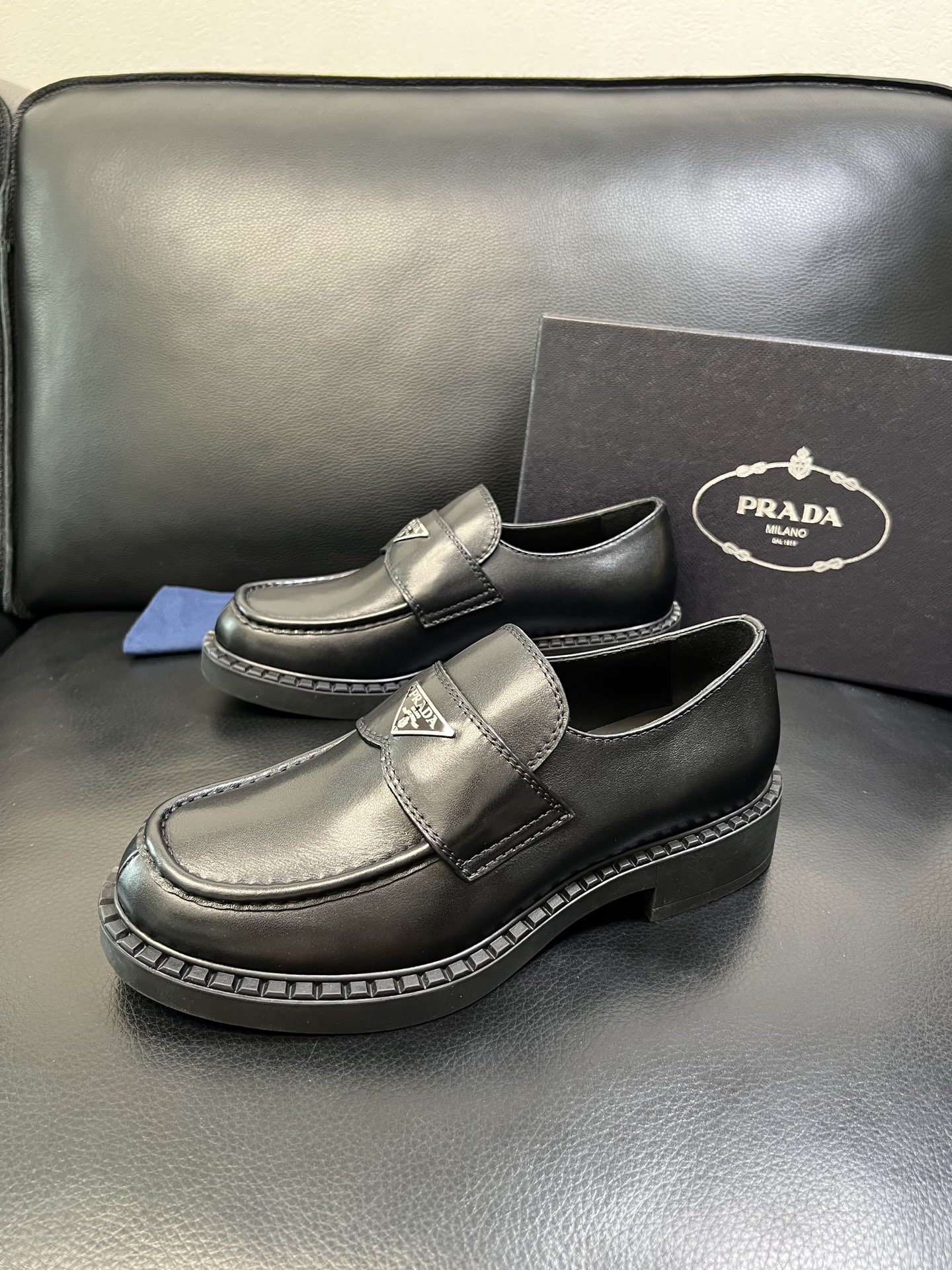 PRADA 高品质 顶级工艺品 普拉达 专柜同步 原厂配置，意大利进口原版牛皮面料，透气舒适进口水染牛里