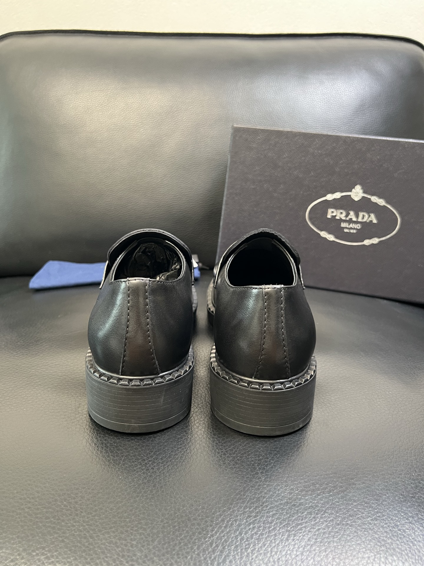 PRADA 高品质 顶级工艺品 普拉达 专柜同步 原厂配置，意大利进口原版牛皮面料，透气舒适进口水染牛里