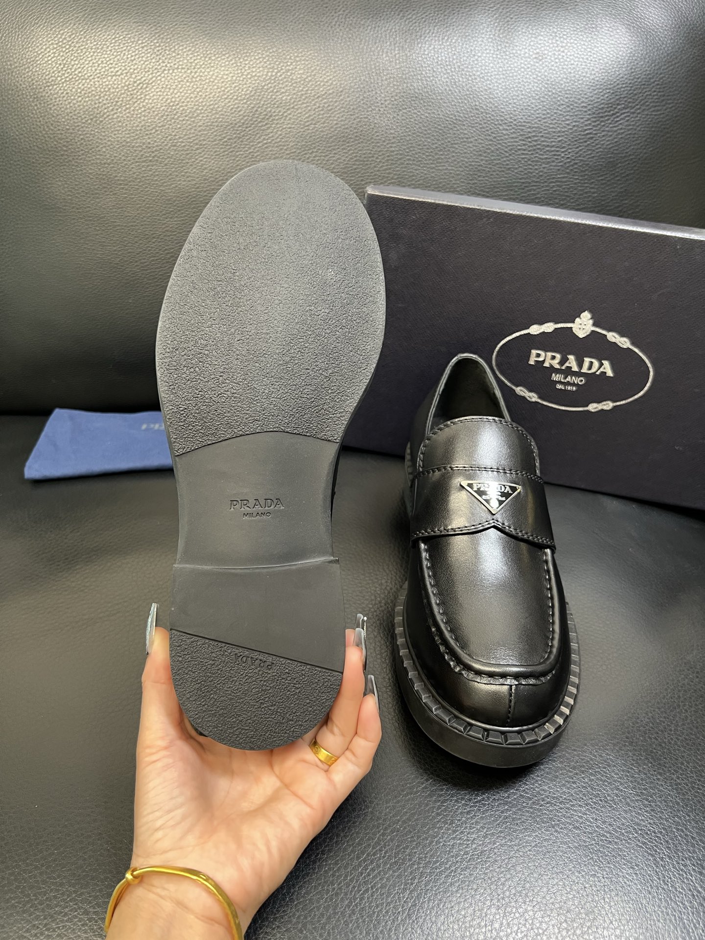 PRADA 高品质 顶级工艺品 普拉达 专柜同步 原厂配置，意大利进口原版牛皮面料，透气舒适进口水染牛里