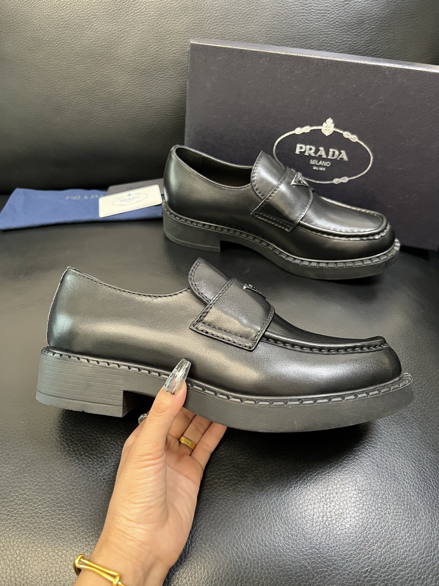 PRADA 高品质 顶级工艺品 普拉达 专柜同步 原厂配置，意大利进口原版牛皮面料，透气舒适进口水染牛里