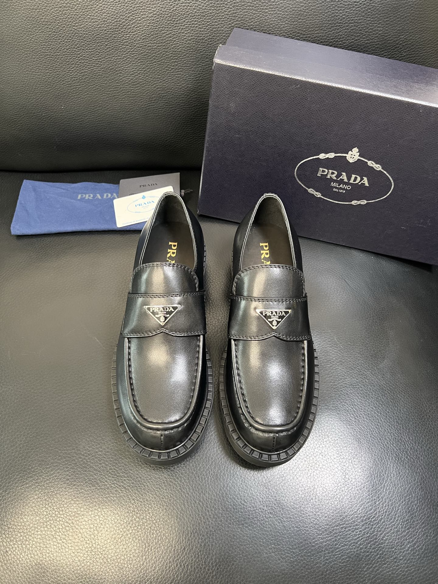 PRADA 高品质 顶级工艺品 普拉达 专柜同步 原厂配置，意大利进口原版牛皮面料，透气舒适进口水染牛里